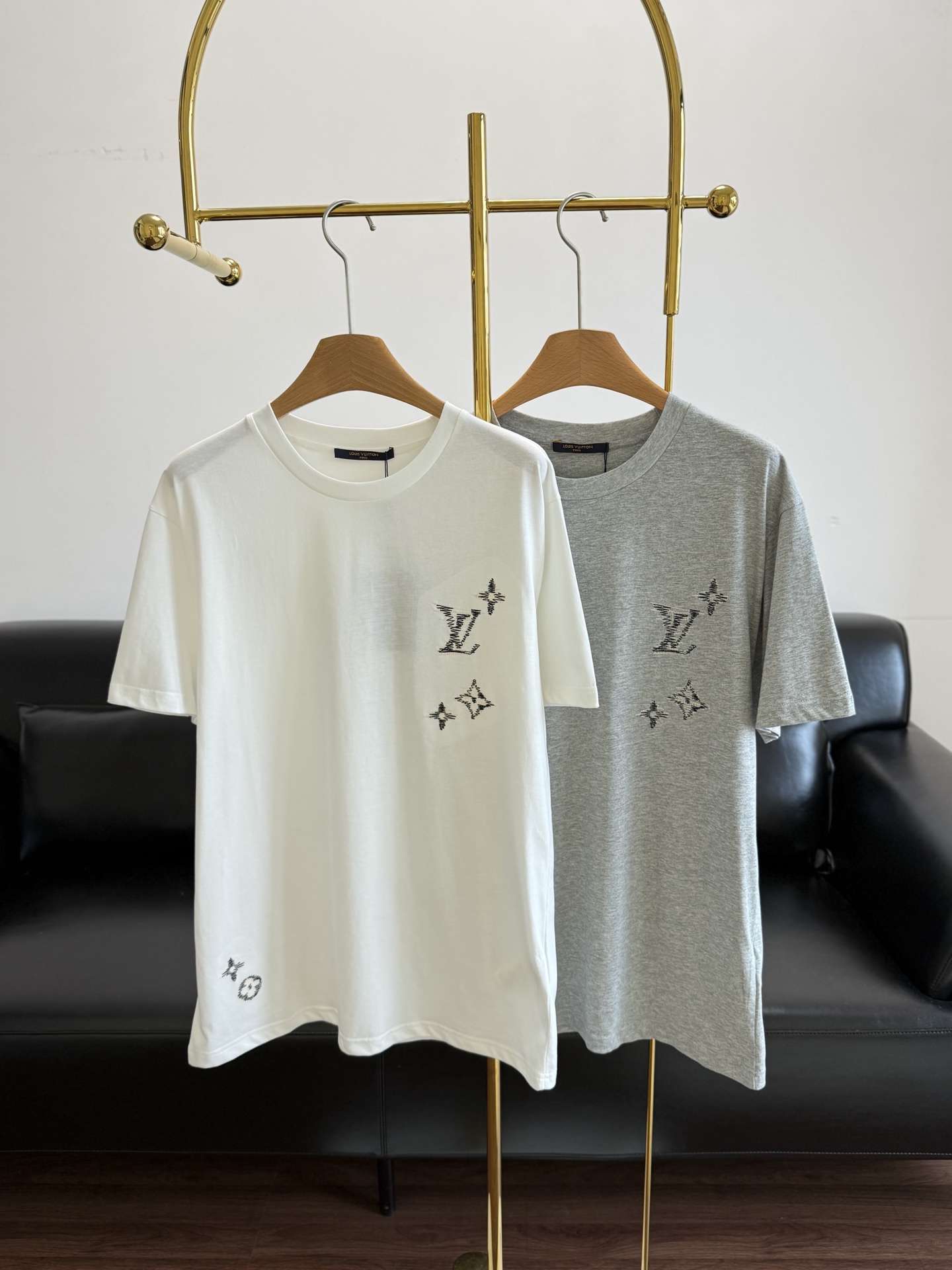 NO:837833,——LV's same style jacquard embroidered T-shirt, 230g heavy combed cotton, thick and not bulky, the upper body is soft and waxy, skin-friendly, and breathable!  It has been specially treated with pre-shrunk enzymes, so you no longer have to worry about deformation and wrinkles after washing it twice, and its durability is truly amazing!  !  The style is a slightly loose and straight fit that everyone can control. It looks slim but not unflattering. It can be worn by both boys and girls!  The neckline is reinforced and anti-stretch, and will not deform after long-term wear. It looks good even if you wear it casually with your eyes closed. The brand embroidery craftsmanship all over the body is really amazing, the stitching is fine and three-dimensional, and the embossed texture is high-end to the core. It is low-key and recognizable, and the upper body is instantly lifted up when worn together!  Size s-xl white gray, louis vuitton, tees, t-shirt,19860909——lv 同款提花刺绣T恤 230g重磅精梳纯棉,厚实不臃肿,上身软糯亲肤,透气感绝了！特意做了预缩酵素处理,再也不用怕洗两次就变形起皱,耐穿度直接封神！！ 版型是人人都能驾驭的微宽松直身,显瘦不挑人,男生女生都能穿！领口加固抗拉伸,久穿不变形,懒人闭眼随便搭都好看 满身品牌刺绣工艺真的太惊艳,针脚细密立体,浮雕质感高级到骨子里,低调又有辨识度,上身瞬间拉高穿搭档次！ 码数s-xl 白色 灰色,,louis vuitton,tees，t-shirt,,Women's clothing