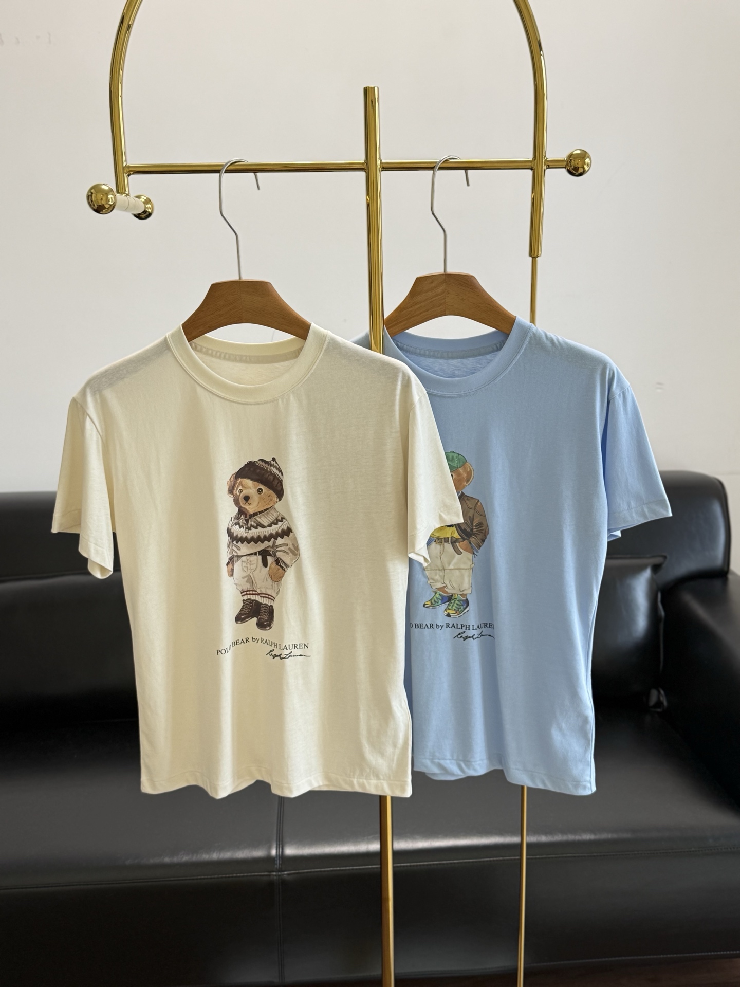 NO:837837,——Polo Ralph Lauren Polo Bear printed T-shirt American retro bear print｜High-count cotton silhouette T-shirt An 'oxygen-sense' T-shirt that can take care of you all summer, full of sincerity from fabric to details.  The high-count combed cotton fabric is selected and treated with water. It feels soft and skin-friendly, with a soft matte texture. The upper body is breathable and not sweaty. It is not easy to deform or pill after long-term wear. Say goodbye to the soft feeling of cheap T-shirts. The bear print on the chest uses a high-reduction offset printing process. The color is full and clear. The details of the bear's outfit are perfectly presented. With the signature logo below, it is retro and recognizable, and it is not easy to crack and fall off after washing.  Silhouette tailoring is very friendly to all body shapes. It covers the body and looks slim without picking up the shoulder width. It can be easily matched with jeans and skirts. It is a versatile style that can be worn in the wardrobe. Size s-xl, off-white, blue, loro piana, skirts, jeans, tees, t-shirt,19860909——Polo Ralph Lauren拉夫劳伦Polo Bear 印花T恤 美式复古小熊印花｜高支棉廓形T恤 一件能承包你整个夏天的“氧气感”T恤,从面料到细节都拉满诚意. 甄选高支精梳棉面料,经过水洗工艺处理,手感软糯亲肤,自带柔和的哑光质感,上身透气不闷汗,久穿不易变形、不易起球,告别廉价T恤的软塌感. 胸前的小熊印花采用高还原度的胶印工艺,色彩饱满清晰,小熊的穿搭细节都完美呈现,搭配下方的签名标识,复古又有辨识度,洗后也不易开裂脱落. 廓形剪裁,对各种身形都超友好,遮肉显瘦不挑肩宽 搭配牛仔裤、半身裙都能轻松出彩,是衣柜里百穿不厌的百搭款. 码数s-xl 米白 蓝色,,loro piana,skirts,jeans,tees，t-shirt,,Women's clothing