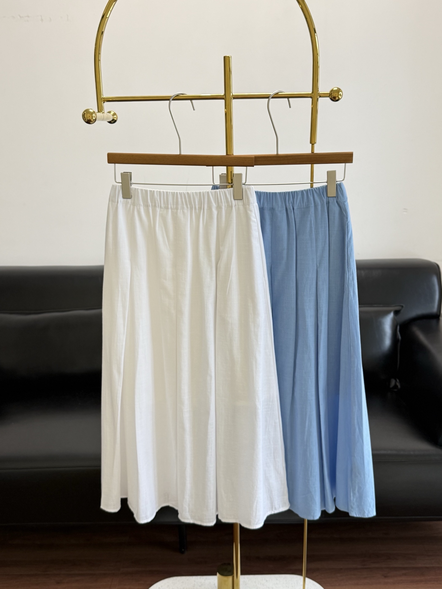 NO:837799,——MaxMara 2026 spring and summer new women's cotton loose long skirt. Effortless French fashion. You can go out in five minutes! I love the skirt that hides the flesh and looks slim. Made of cotton poplin fabric, I fall in love with the simplicity of the outfit. Natural, comfortable and simple style. No fancy modifications, only minimalist quality. Size sml white blue,,skirts,19860909——MaxMara 2026春夏新品女装棉质宽松长款半身裙 毫不费力的法式时髦 五分钟快速出门儿!! 好爱藏肉又显瘦的半裙 采用棉府绸面料, 爱上化繁为简的穿搭 自然、舒适简单的款式 没有花哨的修饰,只有极简的品质 码数sml 白色 蓝色,,skirts,,Women's clothing