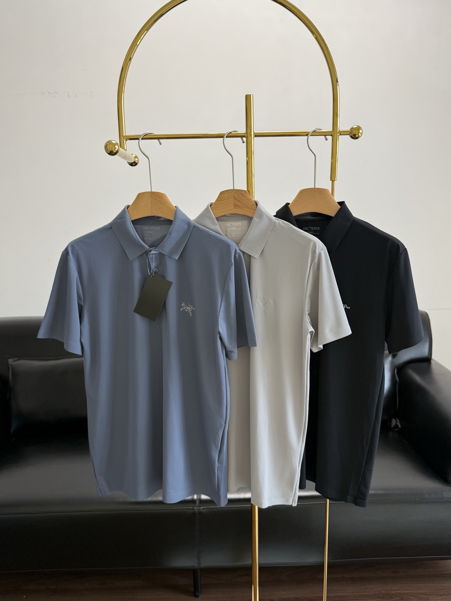 NO:837816,——ARC'TERYX Men's short-sleeved POLO shirt of the same style, custom-supplied outdoor bird three-dimensional tailoring design, plus original customer-supplied light mesh breathable and quick-drying fabric, made of ice silk mixed fabric, the stars who sweat in summer will be ecstatic!  Whether you’re sweating while hiking outdoors or being baked by the sun on your commute, your clothes will dry in seconds and won’t stick to you, and the stuffy feeling will disappear immediately!  retreat!  retreat!  The version is also very online, simple POLO collar design, easy to wear in daily life, easy to wear with pants/shorts, citywalk size m-2xl, blue, gray, black, jil sander, shorts, T-shirt,19860909——ARC'TERYX鸟家 同款男士短袖POLO衫 客供户外鸟立体剪裁版型设计 加上原厂客供轻盈网眼透气速干面料, 冰丝混合面料缔造, 夏天出汗星人狂喜！ 不管是户外徒步暴汗 还是通勤路上被太阳烤 衣服秒干不黏身 闷热感直接退！退！退！ 版型也很在线 简约POLO领设计 日常穿不挑人 搭裤子/短裤都很citywalk 码数m-2xl 蓝色 灰色 黑色,,jil sander,shorts,T-shirt,,Women's clothing