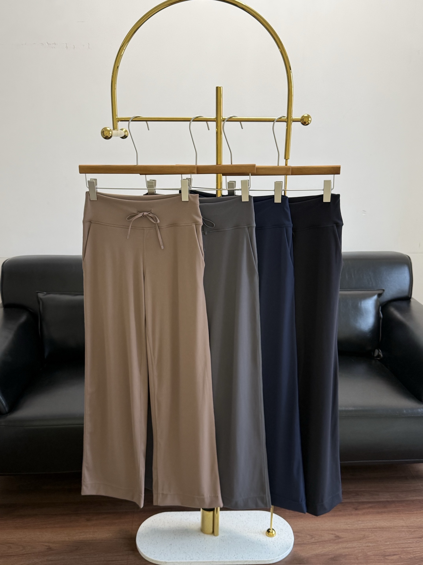 NO:838531,——lulu groove women's high-waisted wide-leg trousers of the same style. Classic wide-leg trousers proportions ~ wider and higher waist for smooth tummy control!  The looseness of the trouser legs leaves room for air flow. It is not tight, does not cling to the legs, and does not pinch the flesh. It modifies the shape of the legs and hides the flesh!  89 polyamide fiber 11 spandex material, their classic original Nulu fabric!  The extended rebound has a strong wrapping feel, and the stretch elasticity is comfortable and unrestricted!  You can do 360-degree rotation and jump in any movement you want. You can squat, jump or jump without any hindrance. It is skin-friendly and delicate without any burden!  The overall tailoring is not exaggerated, and the trousers are floor-length and cover the toes, which makes you look particularly tall!  Naturally appear longer legs!  The back piece is vertically cut and curved to create a stylish, plump and upturned hip, saying goodbye to sedentary mothers’ buttocks. Size 4 6 8 Brown Gray Blue Black,,19860909——lulu groove 同款女士高腰阔腿裤 经典阔腿长裤比例~加宽加高腰平滑收腹！ 裤管松量留有空气流动空间,不紧绷不贴腿不勒肉,修饰腿型特别藏肉！ 89聚酰胺纤维11氨纶材质,他家经典原版Nulu面料！ 延展回弹包裹感强,拉伸弹力舒适毫无拘束感！ 360度旋转跳跃随便你什么动作 蹲起蹦跳都无阻碍感~亲肤细腻毫无负担！ 整个剪裁不夸张,裤长拖地盖脚面特别显高！自然显腿长！ 后片立裁弧形拼接,提臀有型饱满上翘,告别久坐妈妈臀 码数4 6 8 棕色 灰色 蓝色 黑色,,,Women's clothing