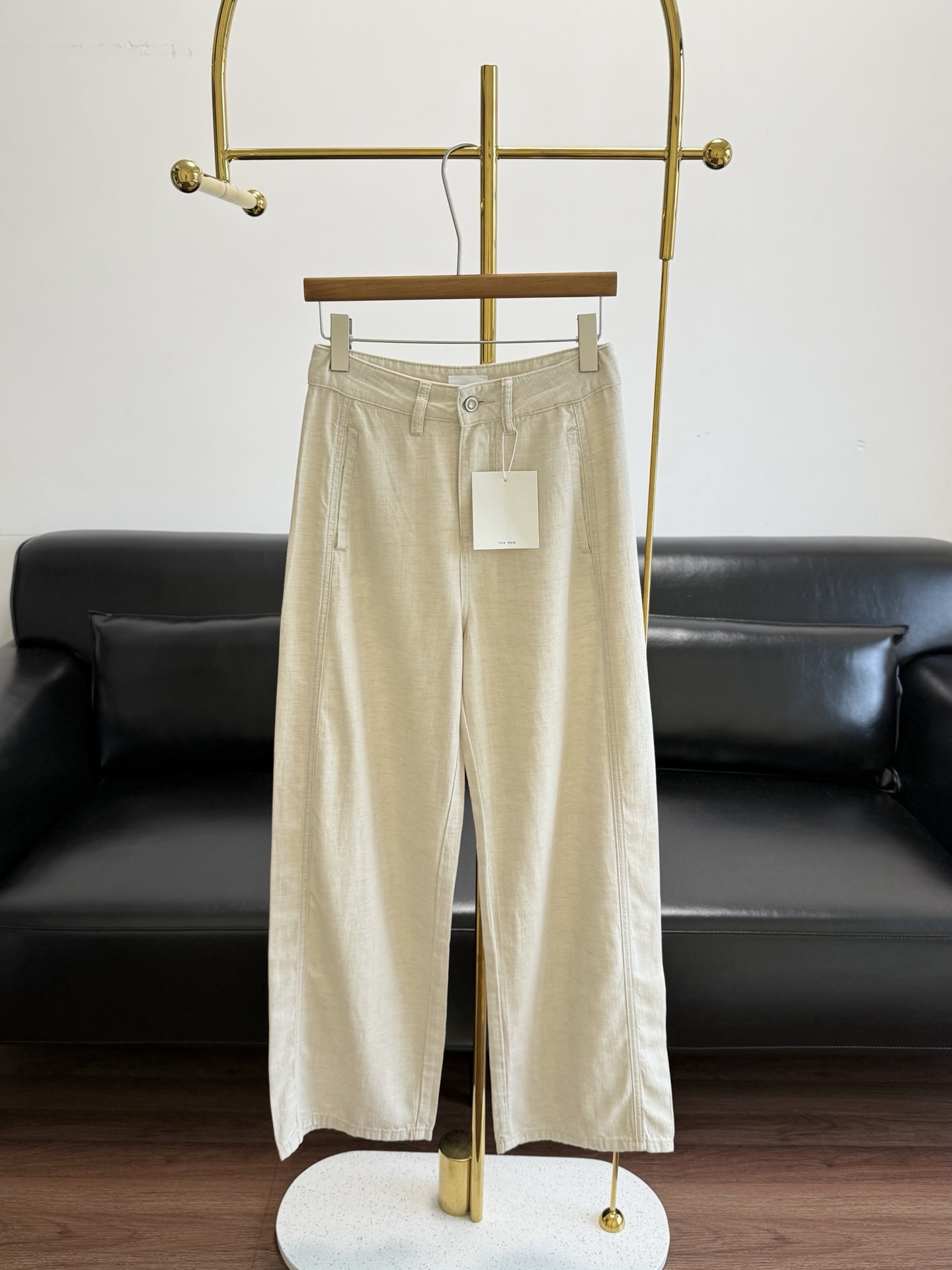 NO:838541,——The row ultra-thin linen pants. Many overseas bloggers and celebrities are wearing loose-fitting pants when going out and commuting. The low-saturated beige linen color is high-end and eye-catching. The upper body directly captures the minimalist old-money style. A casual snap will give you the texture of a big-name street shot. The wide-leg pants have a huge proportion.  The golden trousers are long, clean and exposed at the ankles, do not press on the body, and do not pile up the trousers. The high-waisted straight-leg wide-leg version can modify false crotch width, straight legs, and small belly with one click. Small people will look taller and tall people will look slimmer. Pear-shaped figures can be easily absorbed with eyes closed. Exclusive ultra-thin breathable fabric for summer. Native linen texture, light and drape, breathable and not sweaty. It is not stuffy at all in summer, soft but not stiff, does not deform after long-term wear, is not easy to wrinkle, and is super worry-free for daily care.  Pair it with suspenders, T-shirts, and small shirts to create a full atmosphere. It can be used in all scenarios such as commuting, shopping, vacation, and leisure!  Size s-xxl,,shirts,tees,t-shirt,gold,19860909——The row 超薄亚麻裤 超多海外博主、明星出街通勤都在穿的松弛感裤型,低饱和米亚麻色调高级又耐看,上身直接拿捏极简老钱风,随手一拍就是大牌街拍质感. 阔腿裤型 巨显比例 黄金裤长,利落露脚踝,不压个子、不堆裤脚.高腰直筒阔腿版型,一键修饰假胯宽、腿不直、小肚腩,小个子显高、高个子显瘦,梨形身材直接闭眼入. 夏季专属超薄透气面料 原生亚麻肌理,轻薄垂坠、透气不闷汗,夏天穿完全不闷热,柔软不硬挺、久穿不变形、不易皱,日常打理超省心. 搭配吊带、T恤、小衬衫都氛围感拉满,通勤、逛街、度假、休闲全场景通吃！ 码数s-xxl,,shirts,tees，t-shirt,gold,,Women's clothing