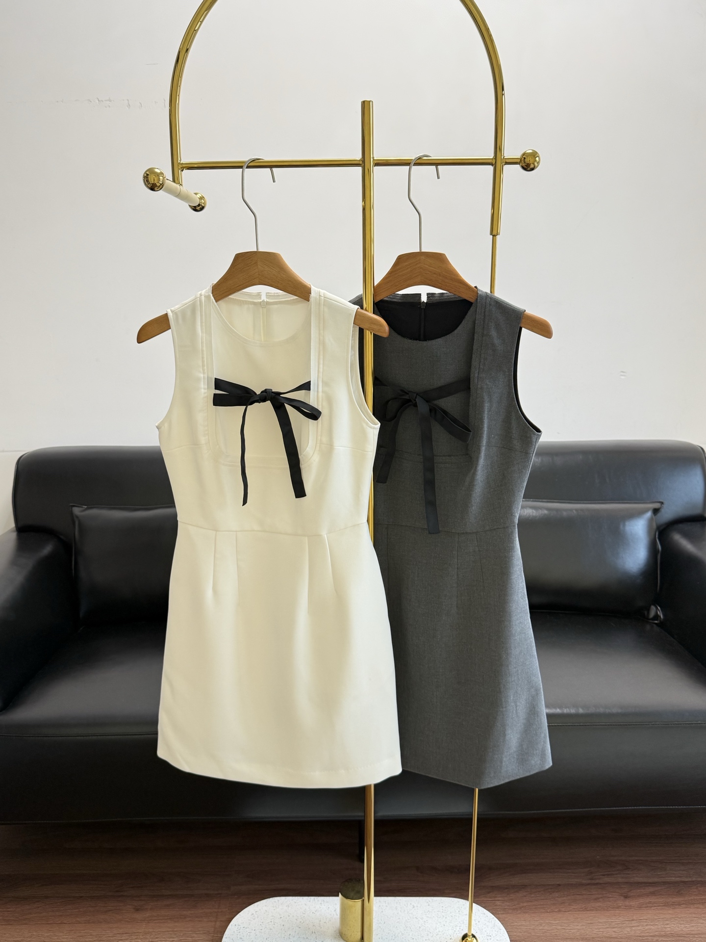 NO:838513,——Prada's same style 26SS bow-decorated round-neck sleeveless dress, early spring OOTD｜This bow dress can easily achieve a sense of luxury. The finishing bow on the chest instantly injects smart sweetness. It is cute and age-reducing. It has an effortless sense of luxury. It is made of sheep wool fabric!  The fabric is crisp and stylish. The texture is great. The classic waisted version is versatile and not picky. The positioning bow design easily creates a sweet atmosphere. Size sml. White, gray, prada, skirts,19860909——Prada同款 26SS 蝴蝶结装饰圆领无袖连衣裙 早春OOTD｜这件蝴蝶结连衣裙,轻松拿捏高级感 胸前的点睛蝴蝶结瞬间注入灵动甜度 可爱又减龄 是毫不费力的高级感没错了 采用绵羊毛面料！面料挺括有型 质感超赞 经典收腰版型百搭不挑人 定位蝴蝶结设计轻松打造出甜美气息 码数sml 白色 灰色,,prada,skirts,,Women's clothing