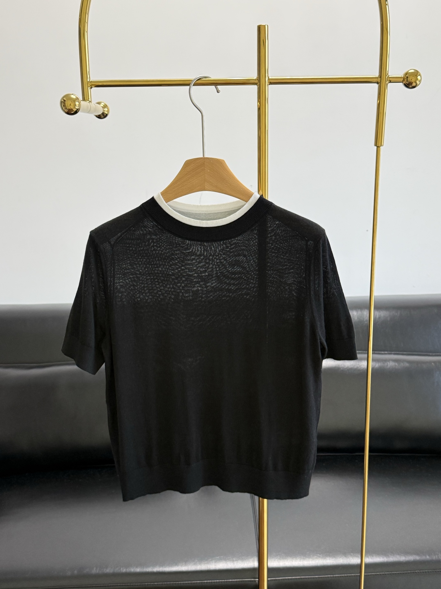 NO:838529,——ERDOS Ordos fake two-piece knitted sweater. The fabric has absolute quality. It is very delicate, light and thin, with a smooth surface and not easy to pill. 30% silk and 70% merino wool!  Fake two-piece design, as if layered with a white T inside, a very popular design detail this season. Loose fit, slightly tapered hem, comfortable and slimming. High-end black, long-termism, a long-lasting eternal color, with a sense of urban neatness, versatile in many seasons. Size sml, real silk,19860909——ERDOS 鄂尔多斯 假两件针织衫  面料拥有绝对品质.非常细腻,轻薄,表面光洁,不易起球.30真丝70美丽诺羊毛！ 假两件设计,仿佛叠穿白T在里面,本季非常流行的设计细节.宽松版型,下摆微收,舒适显瘦.高级黑色,长期主义,经久不衰的永恒色,带有都市的利落感,多季节百搭. 码数sml,,real silk,,Women's clothing