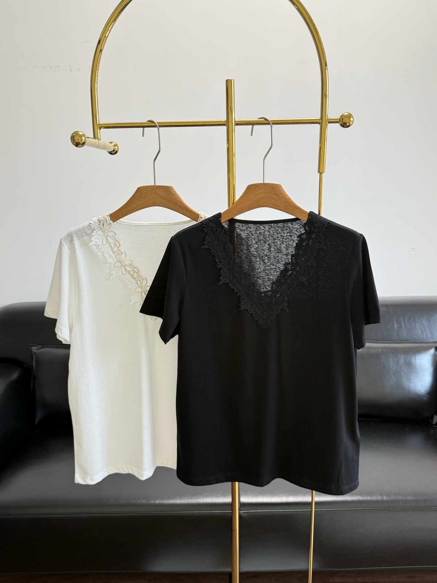 NO:838498,——Gerar French lace V-neck short sleeves are made of cotton fabric, which has been washed and processed. It feels soft and skin-friendly. The upper body is breathable and not sweaty. It is not easy to deform or pill when worn for a long time. It adopts a straight version and is very tolerant to the body. The upper body is comfortable and does not tighten the flesh. It can also quietly hide the small flesh of the waist, abdomen and crotch. The short sleeves are a basic dropped shoulder sleeve design, with soft lines and will not show shoulder width. It is casual and comfortable for daily wear. Deep V  Design, the edges are decorated with three-dimensional embroidered lace. The lace has a delicate floral pattern, which has a soft feeling and can well modify the neck line. It lengthens the proportion of the neck and is a little sexy!  Size sml black white, T-shirt,19860909——Gerar法式蕾丝v领短袖 采用棉面料,经过水洗工艺处理,手感软糯亲肤,上身透气不闷汗,久穿不易变形、不易起球, 采用直筒版型 对身材的包容度很高 上身舒适不勒肉 还能悄悄藏起腰腹和胯部的小肉肉 短袖是基础的落肩袖设计,线条柔和,不会显肩宽,日常穿休闲又自在 深 V 设计,边缘用立体刺绣蕾丝花边装饰 蕾丝带有精致的花卉纹样 自带柔美感,能很好地修饰颈部线条 拉长脖颈比例,还带点小性感！ 码数sml 黑色 白色,,T-shirt,,Women's clothing