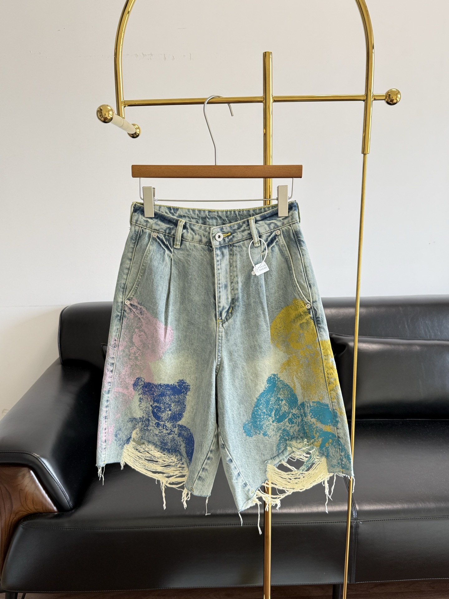 NO:839785,——Wu Ya - Bear printed denim pants 26 popular childlike retro style!  Pear-shaped straight leg ripped denim shorts adopt distressed offset printing technology to restore the hand-painted texture of watercolor smudges. The blue and yellow gradient bear pattern is naturally distributed on the pants body, giving it a retro and distressed atmosphere. It is neither obtrusive nor cheap. The trouser legs are hand-worn and have long tassel raw edges, and the irregular tassels naturally hang down, giving it a casual street atmosphere.  It is made of light blue and yellowish stone-washed denim. After a special distressed washing process, it presents a natural retro yellowing effect. It has a sense of age and is soft and skin-friendly while retaining the stiffness of denim. The high-waisted waistband + pleating on the front panel not only raises the waistline, but also increases the crotch space, perfectly accommodates the fake crotch width, thigh flesh, and the effect of hiding the flesh. Size S-M-L,,19860909——乌丫-小熊印花牛仔中裤 26爆款童趣复古做旧风！梨形天菜直筒破洞牛仔五分裤 采用做旧胶印工艺,还原水彩晕染的手绘质感,蓝黄渐变的小熊图案自然分布在裤身,自带复古做旧氛围感,不突兀不廉价. 裤脚采用手工磨破+长流苏毛边处理,不规则流苏自然垂落,自带街头随性氛围 采用浅蓝泛黄的石洗牛仔布,经过特殊做旧水洗工艺,呈现自然的复古泛黄效果,自带年代感,手感柔软亲肤,同时保留牛仔的挺括度. 高腰腰头+前片打褶,拉高腰线的同时,增加胯部空间,完美包容假胯宽、大腿肉,藏肉效果拉满. 尺码S-M-L,,,Women's clothing