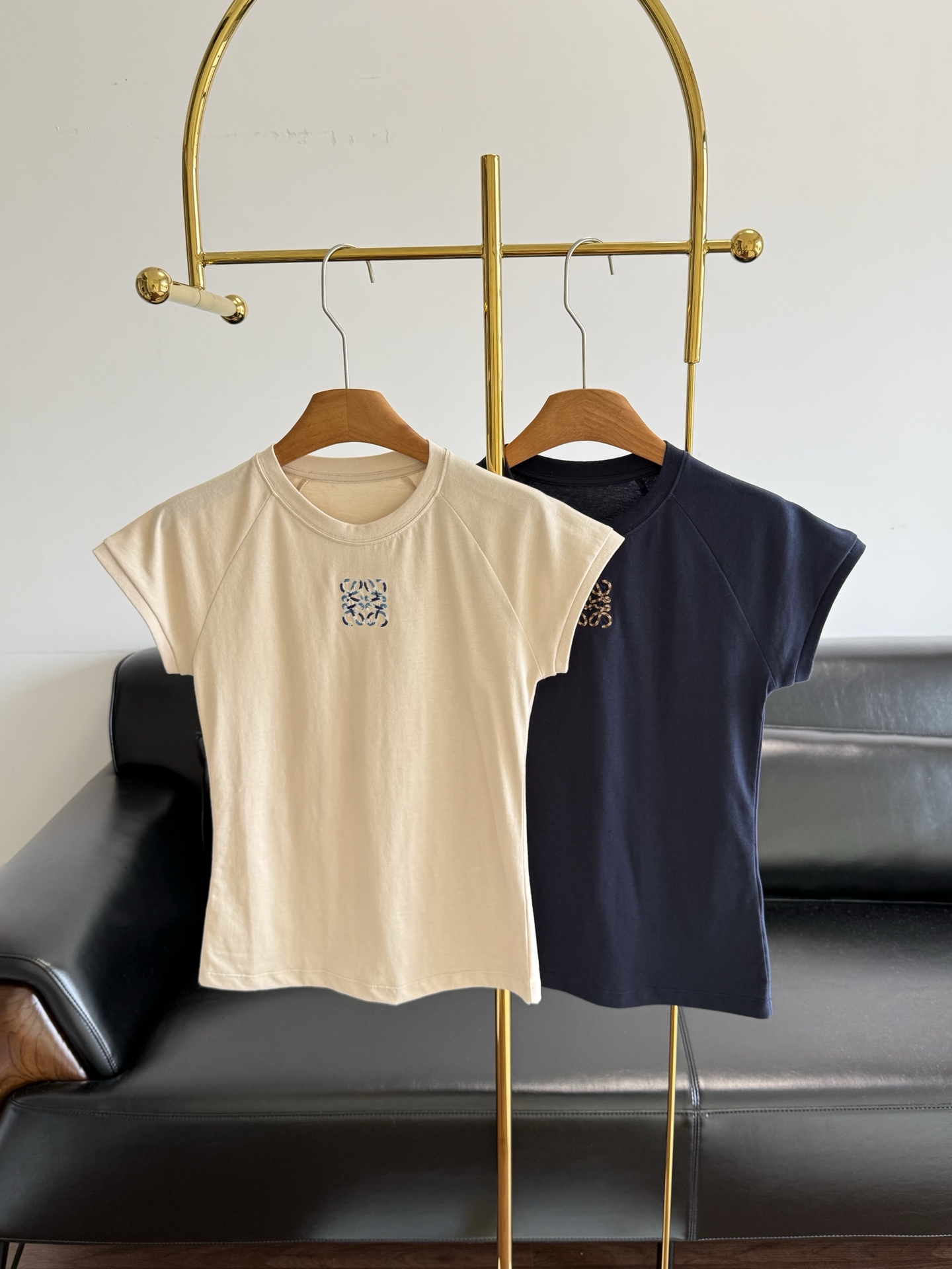 NO:839743,——LOEWE Slim-fitting T-shirt with the same logo embroidery Is there anyone who hasn’t been impressed by the new T-shirt?  I will be really sad. The new Xiaofei Sleeve T-shirt is really neat. When you put it on, your whole body seems to be 'pulled up'. It is made of cotton, soft and comfortable, and it is perfect for summer!  The round neck + slim fit can easily show off your body curves, and the logo embroidery on the chest is very recognizable. It is versatile and easy to wear in daily life and vacation. Pair it with jeans or a skirt, it is simple and high-end, and you can easily get a refreshing summer look!  Color navy/apricot Code number SML,,loewe,skirts,jeans,tees,t-shirt,19860909——LOEWE 同款logo刺绣修身T恤 还有人没被新款T恤种草吗？ 我真的会伤心 新款小飞袖T恤真的很利落 穿上整个人仿佛都被“拔”起来了 棉材质,柔软舒适,夏天穿超合适！圆领+修身剪裁,轻松展现身材曲线,胸前logo刺绣超有辨识度.百搭不挑人,日常、度假都能轻松驾驭.搭配牛仔裤或半裙,简约又高级,轻松get夏日清爽look！ 颜色藏蓝色/杏色 码数SML,,loewe,skirts,jeans,tees，t-shirt,,Women's clothing