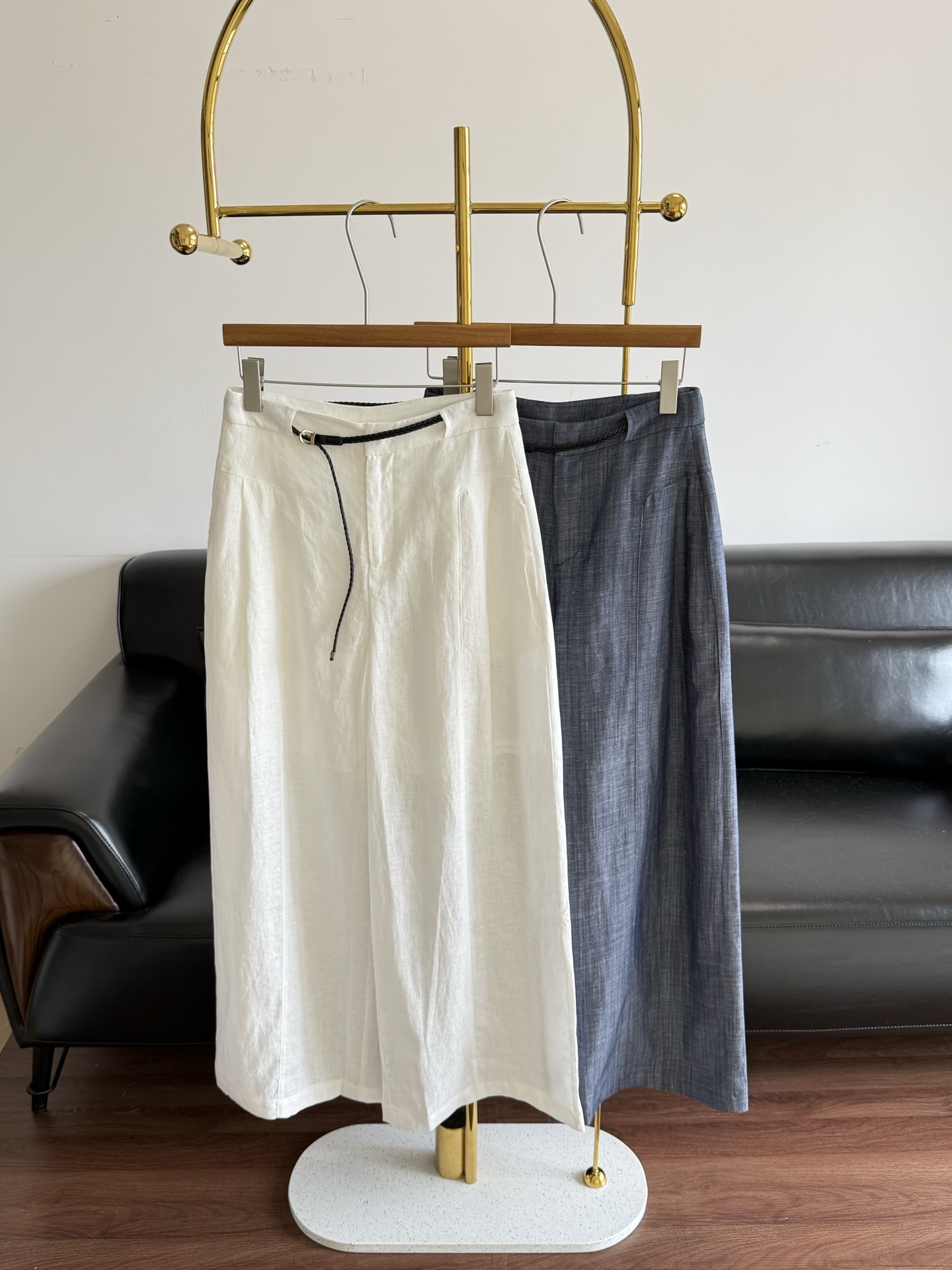 NO:839763,- Linen belted wide-leg pants. Dear friends, you must try the old money style this summer!  I bought the linen wide-leg pants from Mogas Heavy Industry. They are really beautiful. The material is pure linen. They are breathable and comfortable. They are super refreshing to wear. They are a must-have in summer!  The design is heavily customized and full of details. The leather belt is super textured. The wide-leg pants look long and cover the flesh. When you put them on, you will have long legs. The slimming effect is great!  Paired with a simple white T-shirt, it looks super classy. It can also be paired with a small suspender belt or a small shirt. It can be worn in various styles. It is so versatile!  Size sml white blue, shirts,19860909——亚麻 腰带阔腿裤 宝子们,这个夏天一定要试试老钱风呀！我入手了Mogas重工的亚麻阔腿裤,真的绝美 材质纯亚麻,透气又舒适,穿上超清爽,是夏天的必备呀！ 设计重工定制,细节满满,皮腰带超有质感,阔腿裤型显腿长又遮肉,穿上就是大长腿,显瘦效果一级棒！ 搭配了一件简单的白T,就超有气质,还可以搭配小吊带,或者小衬衫,各种风格都能驾驭,太百搭啦！ 码数sml 白色 蓝色,,shirts,,Women's clothing