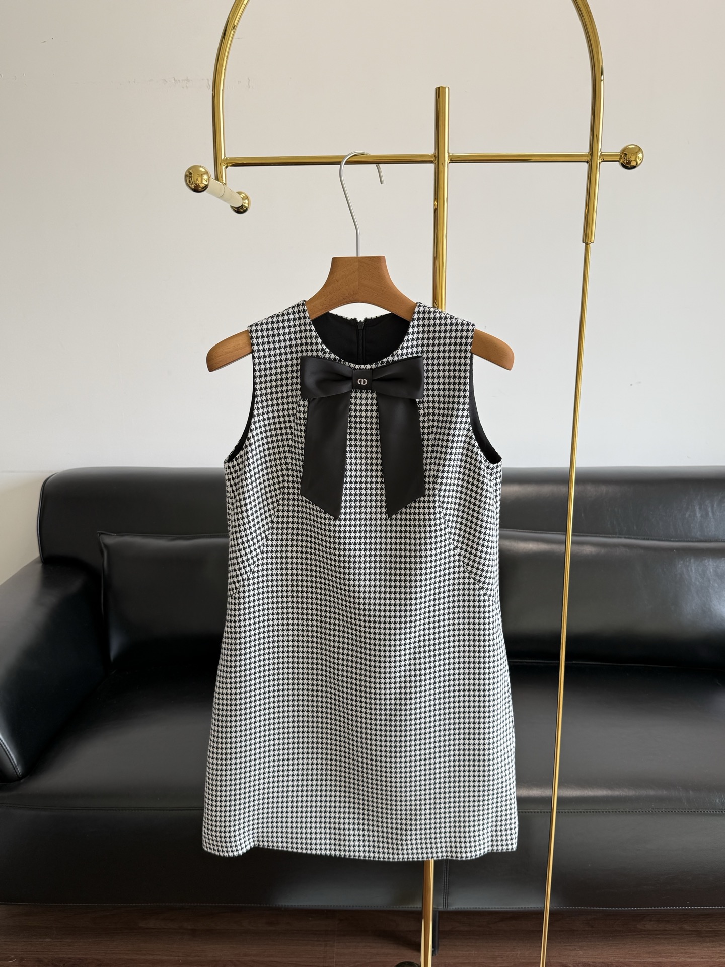 NO:839773,——Dior houndstooth bow dress. Whoever wears it will be the rich lady. Dior's design has never been about flamboyant beauty, but the exquisiteness and high-end hidden in the details. It is made of wool fabric!  The lining is made of silk!  Moreover, the fabric is light and breathable, making it super comfortable to wear in summer without being stuffy at all!  The bow on the neckline is sweet and elegant. When you put it on, you will instantly transform into a refined lady. Whether it is daily life or an afternoon tea date, you will be full of elegance!  Size s-xl,,dior,dior,skirts,real silk,19860909——Dior 千鸟格蝴蝶结连衣裙 封神穿搭谁穿谁是千金大小姐 迪奥的设计 从来都不是张扬的美 而是藏在细节里的精致与高级 采用羊毛面料！内里采用真丝！ 而且面料轻盈透气,夏天穿起来超级舒服,完全不会闷热哦！ 领口的蝴蝶结又甜又优雅,穿上瞬间变身精致大小姐～不管是日常还是下午茶约会气质感拉满！ 码数s-xl,,dior,dior,skirts,real silk,,Women's clothing