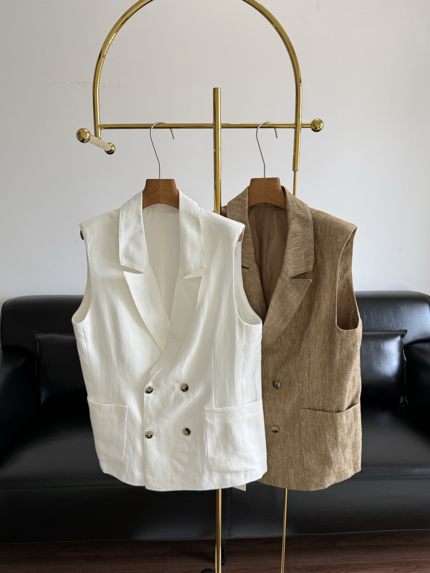 NO:839747,——BC's same style linen vest, featuring a relaxed feel of 'old money style', double-breasted + sleeveless suit cut, simple and elegant, super breathable for spring and summer! No need for extra matching, it is full of high-end sense. The linen material is moisture-absorbent and breathable, soft as you wear it, and the texture is perfect. It can be easily controlled for commuting, vacation, and daily life. It is low-key, elegant and high-end. It is a fashionable item with both practicality and design! Size ml, white khaki,, business suit,19860909——bc同款亚麻马甲 主打'老钱风'松弛感, 双排扣+无袖西装剪裁,简约大气,春夏穿超透气! 不需要多余的搭配就是满满的高级感 亚麻材质吸湿透气,越穿越柔软,质感满分.搭通勤,度假,日常都能轻松驾驭,低调优雅又有高级感,是实用与设计感兼具的时尚单品! 码数ml 白色 卡其,,business suit,,Women's clothing