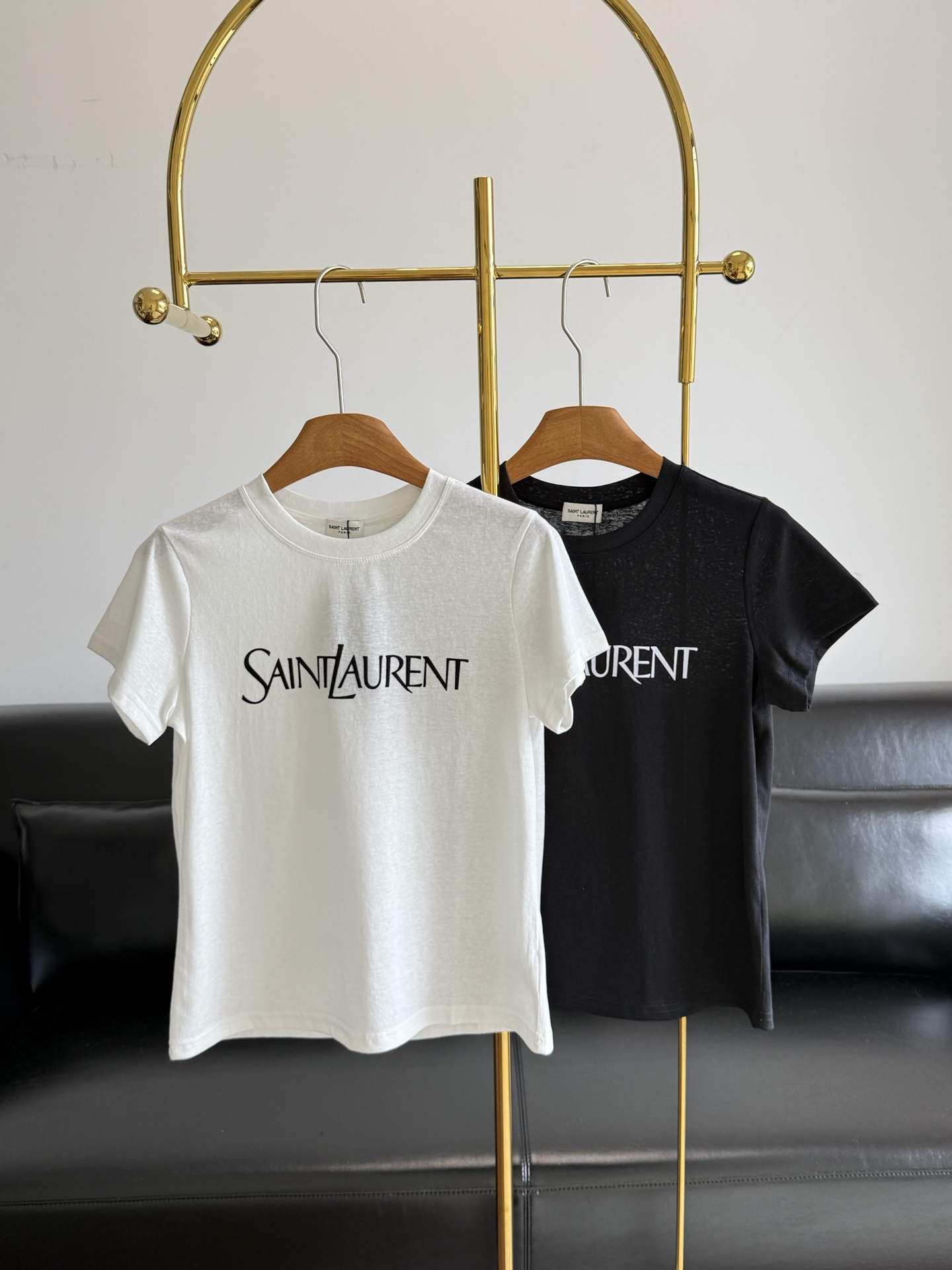 NO:840302,——SAINT LAURENT. Saint Laurent's same style, women's small YSL embroidered short-sleeved T-shirt. This is a typical YSL daily style that 'looks simple but is very high-end'. The more basic, the more details are tested. The chest is decorated with classic YSL letter embroidery. It is exquisite and low-key but not exaggerated. It looks clean from a distance and has texture when seen up close. This small logo embroidery is the key to the sense of luxury. The pure cotton fabric is light and smooth. The cotton is soft, breathable and comfortable. It is very comfortable to wear alone in summer. It has a little drape and looks more clean and neat.  It belongs to the 'basic T that looks very expensive'. The upper body has the kind of effortless feeling. It basically belongs to the category of 'you can't go wrong if you close your eyes'. Size S.M.L. Color black. white, saint laurent, saint laurent, saint laurent, T-shirt, tees, t-shirt,19860909——SAINT LAURENT.圣罗兰同款 女士小YSL刺绣短袖T恤 这一件属于“看起来简单 但很高级”的典型YSL日常款 越基础越考验细节 胸口饰有经典YSL字母刺绣 精致低调不浮夸 远看干净近看有质感 这种小logo刺绣就是高级感的关键 纯棉面料轻薄顺滑 棉质柔软 透气舒适 夏天单穿很舒服 有一点点垂感 更显干净利落 属于“看起来就很贵的基础T” 上身就是那种 effortless 的感觉 基本属于“闭眼入都不会错” 码数S.M.L 颜色黑色.白色,,saint laurent,saint laurent,saint laurent,T-shirt,tees，t-shirt,,Women's clothing