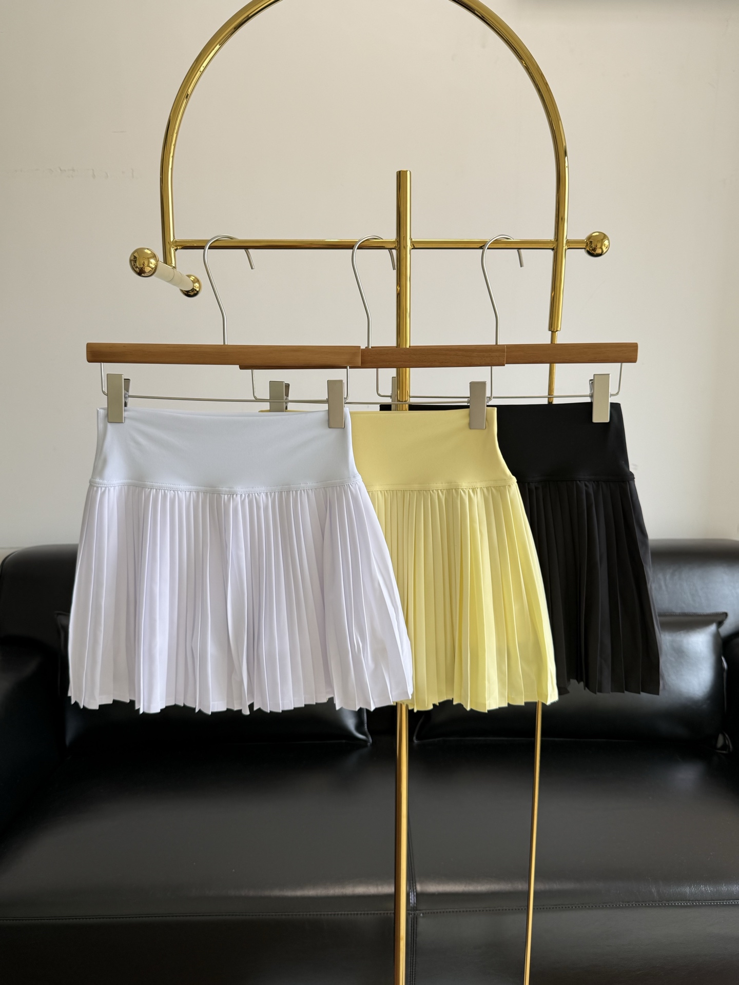 NO:840330,——Alo's same style tennis skirt, short skirt length design, built-in anti-exposure bottoming shorts - A new upgraded version of the classic tennis skirt, this slam tennis skirt adopts a neat pleated cut and a mini short hemline. - The high waist and tummy control waistband is a highlight, using the brand's iconic Airlift light plastic fabric; the built-in bottoming shorts have their own pockets, which can easily store small items such as tennis balls, keys, cards, etc. -  It can be matched with sweaters, sports bras, shirts and other tops. It is versatile and looks good no matter how you wear it. - The skirt is made of lightweight woven fabric, and the waist is made of highly elastic and tight Airlift functional fabric - Composition 86 polyester fiber, 14 spandex - Airliftalo classic fabric, brand proprietary light plastic cloud-like fabric Size sml white yellow black, skirts, shorts, sweaters, shirts,19860909——alo 同款网球短裙 短款裙长设计,内置防走光打底短裤 -经典网球短裙全新升级改版,这款满贯网球裙采用利落百褶剪裁,迷你短款裙摆版型. - 高腰收腹腰头是一大亮点,采用品牌标志性 Airlift 轻塑面料；内置打底短裤自带口袋,可轻松收纳网球、钥匙、卡片等小物件. - 可搭配毛衣、运动内衣、衬衫等多种上衣,百搭不出错,怎么穿都好看. - 裙身采用轻盈梭织面料,腰头为高弹力紧致 Airlift 机能面料 - 成分86 聚酯纤维,14 氨纶 - Airliftalo经典面料,品牌专有轻塑云感面料 码数sml 白色 黄色 黑色,,skirts,shorts,sweaters,shirts,,Women's clothing