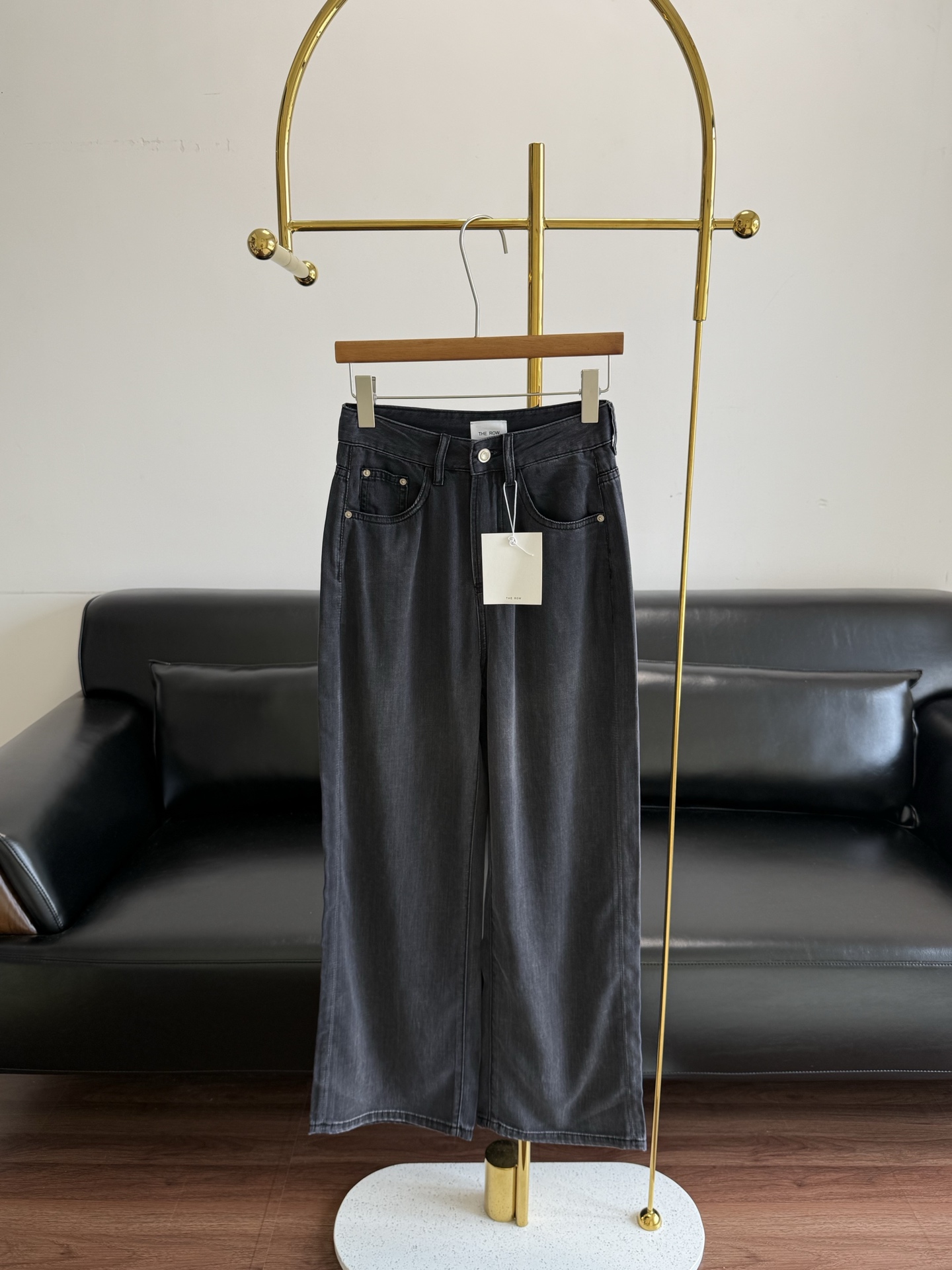 NO:840351,——The row straight-leg Tencel jeans are made of cotton lyocell and modal. They feel really soft and stylish, and the comfort level is really high. They are super soft and delicate!  When I got this product, it was really amazing how soft it was. It also had a stylish look and a wide feel!  It's comfortable, breathable and has a built-in cooling function. Once you put it on, you won't want to take it off!  Straight and wide-leg version!  It is tolerant enough for body shapes and looks good no matter how you wear it, with a great sense of accent!  The key point is that the looseness is very well controlled. It does not make you taller or shorter, and the proportions are perfectly modified!  The colors are very eye-catching and versatile!  Code number s-xxl,,jeans,19860909——the row 直筒天丝牛仔裤 采用棉莱赛尔 莫代尔手感真的柔软又有型, 舒适度真的高啊超级的柔软细腻！ 很这款拿到手真的是惊艳的柔软度 重点还很有型 挺阔感的！ 舒爽透气还自带降温功能, 一穿上就不想脱下来了！ 直筒阔腿的版型！ 有着对身形的足够包容性 随便怎么穿搭都好看,腔调感爆棚！ 重点是宽松度把握的非常好 不拉高子,不显矮,把比例修饰的很完美！ 颜色非常耐看百搭！ 码数s-xxl,,jeans,,Women's clothing
