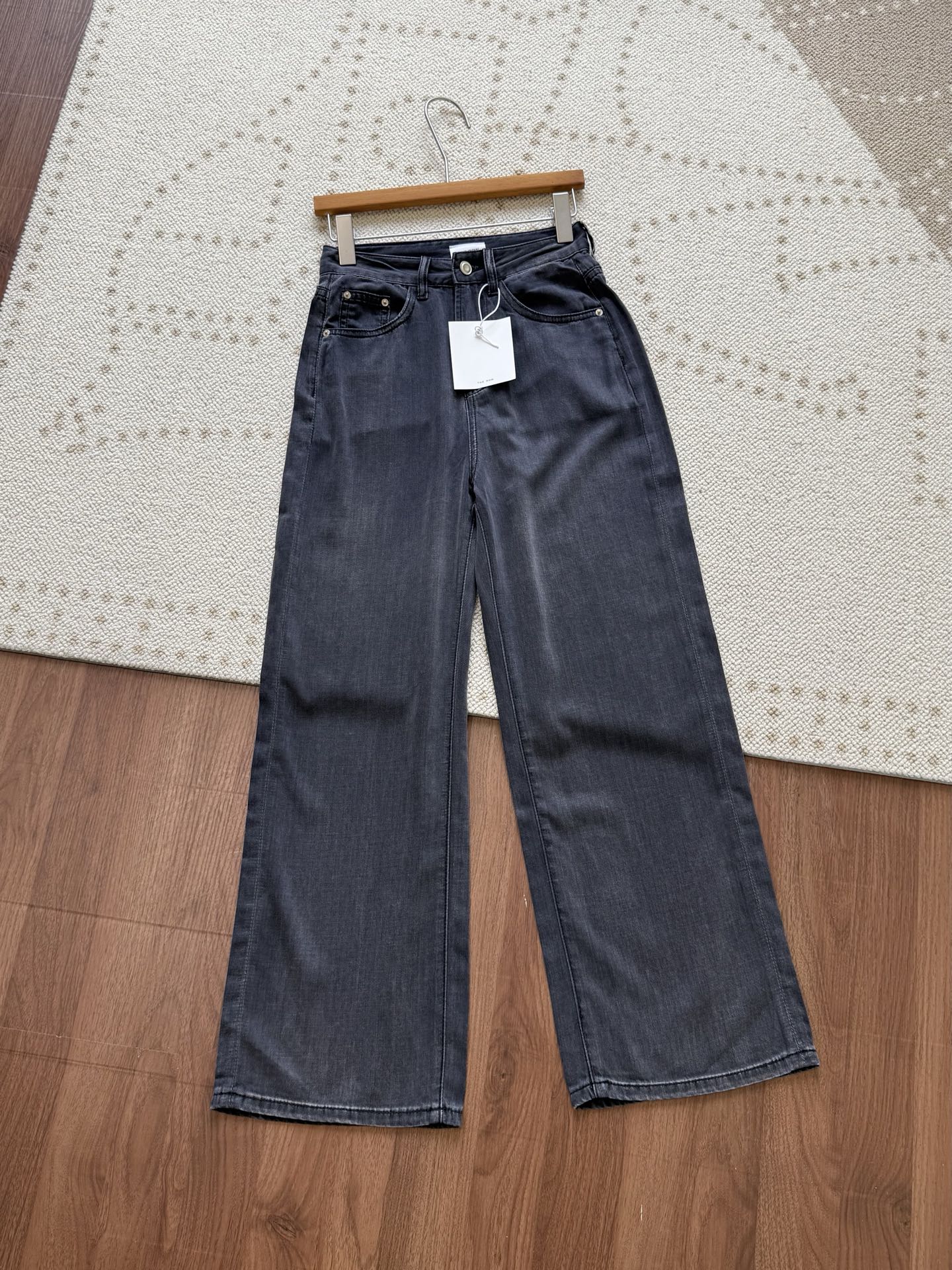 NO:886605,Once you put it on, you don’t want to take it off!  Straight and wide-leg version!  It is tolerant enough for body shapes and looks good no matter how you wear it, with a great sense of accent!  The key point is that the looseness is very well controlled. It does not make you taller or shorter, and the proportions are perfectly modified!  The colors are very eye-catching and versatile!  ,,19860909一穿上就不想脱下来了！ 直筒阔腿的版型！ 有着对身形的足够包容性 随便怎么穿搭都好看,腔调感爆棚！ 重点是宽松度把握的非常好 不拉高子,不显矮,把比例修饰的很完美！ 颜色非常耐看百搭！,,,Women's clothing