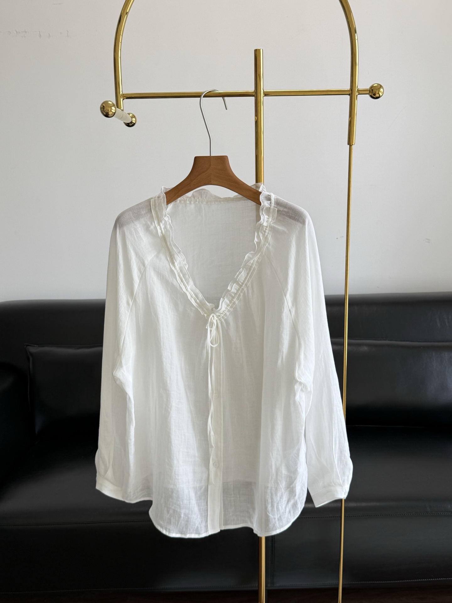 NO:840322,——Agaric-trimmed strappy shirt made of ramie fabric. It feels like a breeze blowing over the skin. It has a natural 'breathing feeling' - loose-fitting cut, tolerant of the body shape. It makes you look slimmer and more relaxed. It is casual. Fashionable and romantic coexist, stretching and comfortable. Size sm,, shirts,19860909——木耳边绑带衬衫 苎麻面料 触感如清风拂过肌肤 自带tian然的“呼吸感” - 宽松版型裁剪,包容身形 显瘦更显松弛自在,随性之间 时髦与浪漫共存,舒展惬意状态 码数sm,,shirts,,Women's clothing