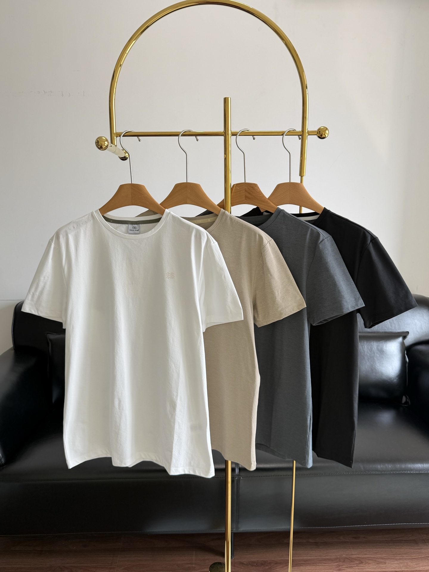 NO:840320,——Kolon's same model, sun-proof and quick-drying short-sleeved, close your eyes in summer! This T-shirt from Kolon covers all outfits. It's really a no-brainer to wear boys' summer outfits! The polyester fiber doesn't stick to your body even if you sweat in the summer, it's refreshing and not stuffy at all, and it's comfortable to wear close to the body. The collar, placket and cuffs are made of fitting technology to enhance the quality of the appearance. The right shoulder line and 'KOLONSPORT' are printed on it to focus on lightness, breathability and quick-drying properties, making summer easy.  Size m-2xL white black gray khaki, T-shirt, tees, t-shirt,19860909——可隆同款 防晒速干短袖 夏天闭眼入!可隆这件T恤承包所有穿搭 男生夏日穿搭真的不用费脑! 聚酯纤维夏天出汗也不粘身,清清爽爽完全不闷汗,贴身穿舒适度直接拉满, 领口门襟及袖口处采用贴合工艺,提升外观的品质感.右肩线以及印有“KOLONSPORT”主打轻盈、透气和速干性能,轻松夏季 尺码m-2xL 白色 黑色 灰色 卡其,,T-shirt,tees，t-shirt,,Women's clothing