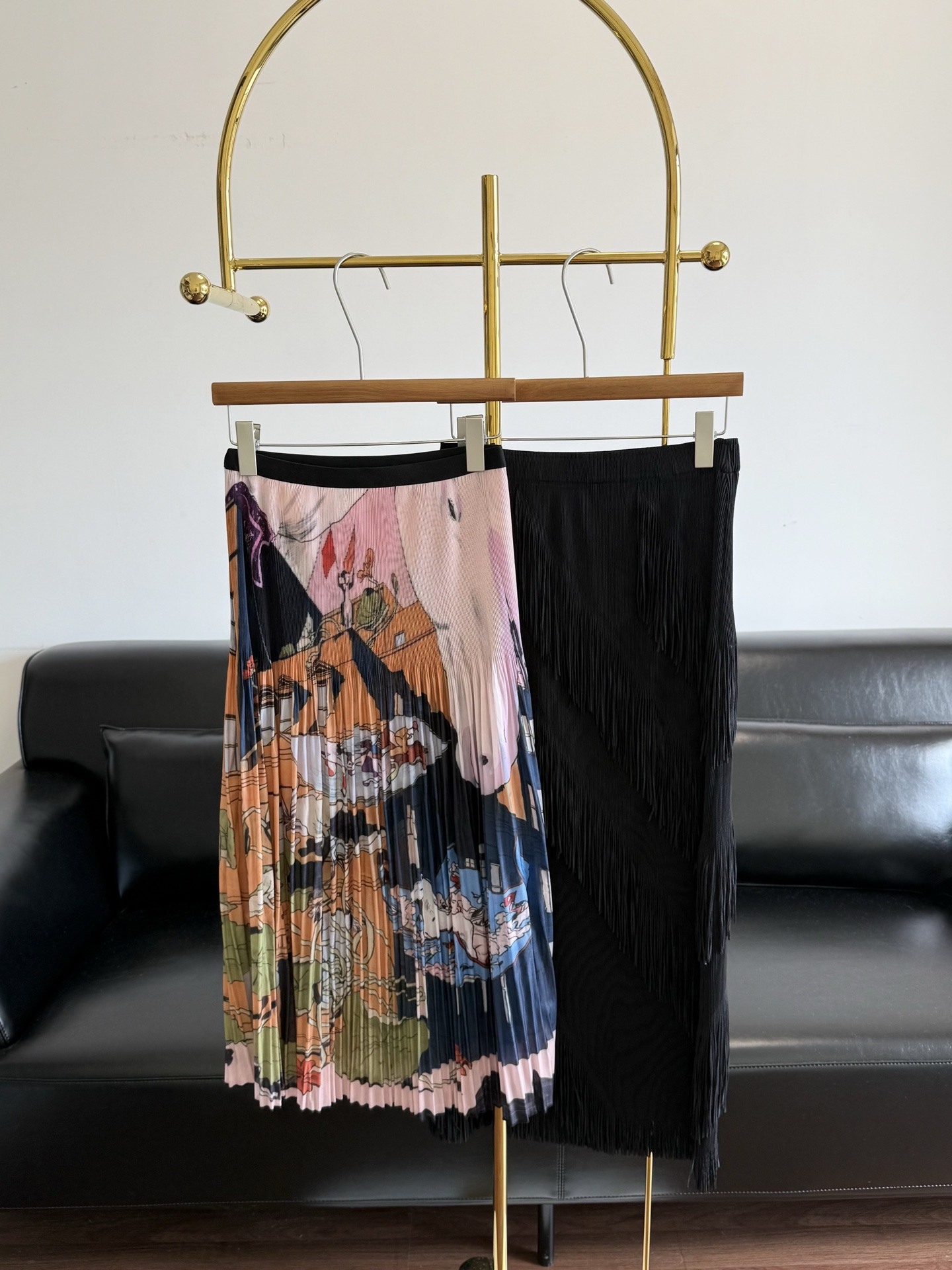 NO:840989,—— Issey Miyake Pleated Skirt. Who knows how amazing it is to wear it with a relaxed feel! This skirt directly welds the sense of atmosphere to the body. It is really the ceiling of lazy people's outfits! No need to worry about matching, any outfit has a relaxed and lazy feeling, which can be used for commuting and dating! The smart atmosphere of walking with wind can directly fill up the body, the sense of drape is great, and it can also quietly hide the flesh on the legs. Sisters with pear-shaped figures can just close their eyes and rush!  Simple and high-end, you can wear it in daily life without being picky at all. Whatever you take, it will make a photo, and it will explode with likes in the circle of friends! One size fits all, color, black, isseymiyake, skirts,19860909——三宅一生 褶皱半身裙 被问爆的松弛感穿搭太绝了谁懂啊!这半裙直接把氛围感焊在身上了 真的是懒人穿搭天花板!不用费脑搭配,随便一套就自带松弛慵懒感,通勤约会都能打! 走路带风的灵动氛围感直接拉满, 垂坠感超棒,还能悄悄藏住腿上的肉肉,梨形身材姐妹直接闭眼冲! 简约又高级,日常穿完全不挑人, 随便拍都出片,朋友圈点赞直接爆了! 码数均码 彩色 黑色,,isseymiyake,skirts,,Women's clothing