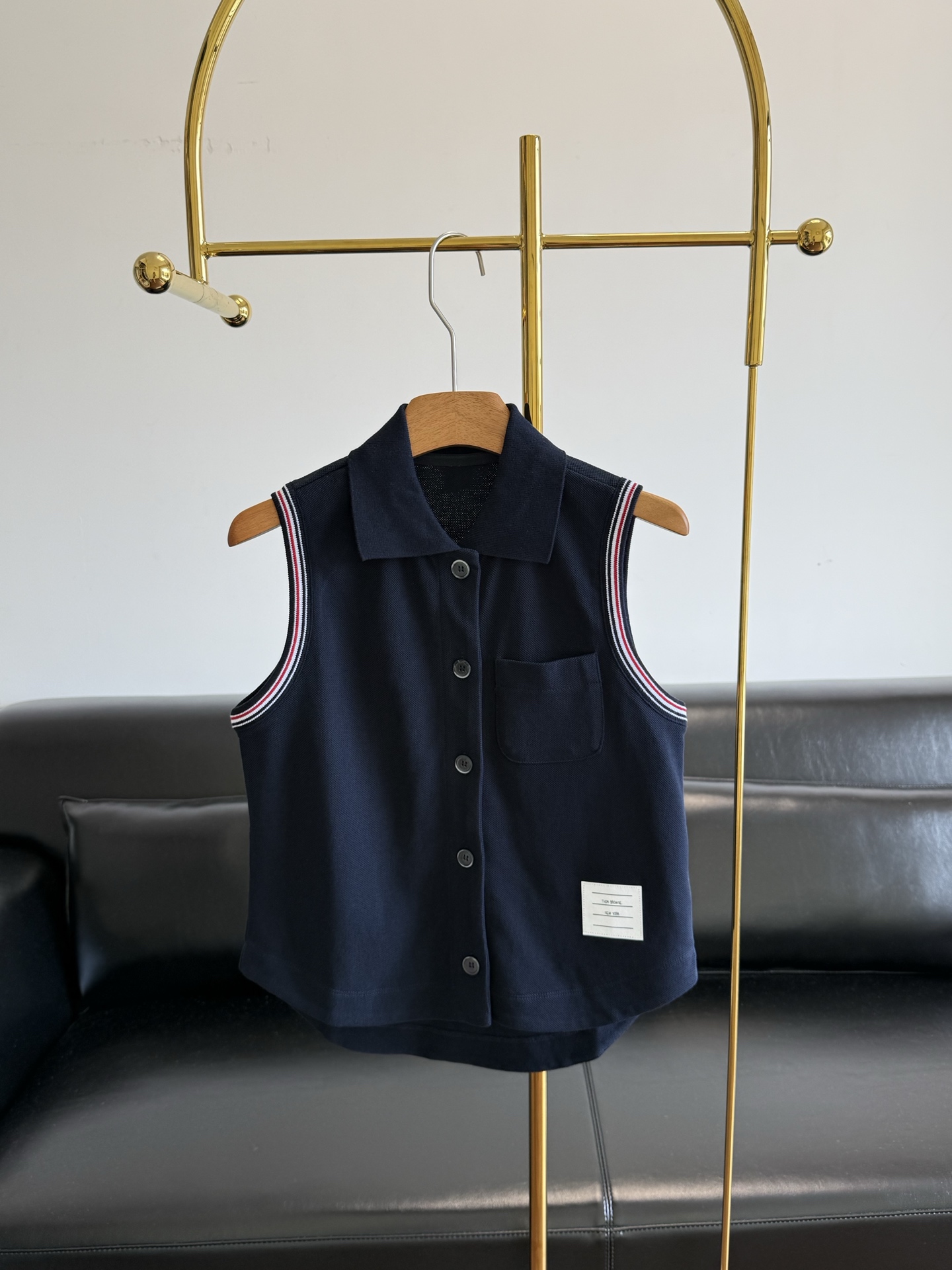 NO:841000,——Thom Brown The same style of college-style knitted vest. It has a sense of gold, a small fragrance, and a college style. The sleeveless vest is neat and slim. It comes with a college filter. The iconic 4-bar pattern and red, white and blue webbing are low-key and recognizable. It is made of cotton, and the details are exquisite. From the collar to the cuffs, every part reveals the charm of high-end fashion craftsmanship. The shape is well-tailored, and it has an effortless sense of nobility. It is suitable for daily commuting and dating.  It's the kind of outfit that others will say 'you have good taste' when they look at it. You don't have to dress up deliberately, but it is full of sophistication ~ Size number sml,,19860909——Thom Brown 同款学院风针织背心 千金感 小香风 学院风 无袖背心利落又显瘦自带学院滤镜 标志性的4-bar纹杠和红白蓝织带 低调又有辨识度 采用棉,细节之处尽显精致,从领口到袖口,每一处都透露着高级时装工艺的韵味.版型剪裁得体, 不费力的贵气感 日常通勤和约会都适配 是那种别人一看就会说“你品味好好”的穿搭 不用刻意打扮 却处处透着精致感～ 码数sml,,,Women's clothing