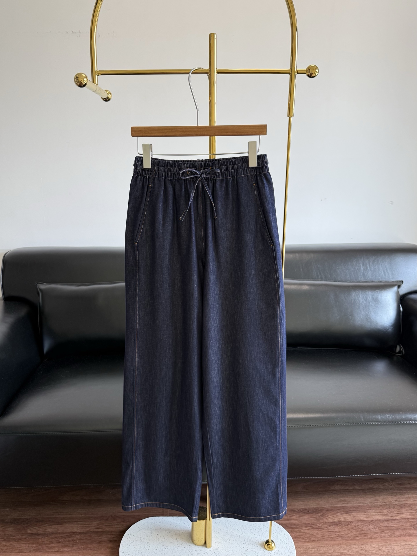 NO:840982,——ICICLE Casual Straight Elastic Waist Jeans Loose straight fit, neat style, simple mid-high waist design, fits the waist and abdomen, soft and smooth, not stiff, comfortable and elastic wide waistband, visually smoothes the lower abdomen, simple side pockets, smooth lines, side seams are moved forward, the design visually shrinks the leg lines inward to modify the outline of the legs. Uses garment washing process to present a natural bone position, comfortable and skin-friendly, delicate and smooth fabric composition: cotton  Xinjiang cotton is selected as the raw material, and the vertical slub yarn technology is used to make the fabric surface tight and dense, and the twill three-dimensional pattern is clear. The dyeing process and dyes of this fabric are different from ordinary denim fabrics. Reactive environmentally friendly dyeing and color fixation technology are used to make the color more stable and greatly improve the washability and friction resistance. It feels dry, full, soft and waxy with a sense of drape, code number sml,,jeans,19860909——ICICLE 休闲直筒橡筋腰牛仔裤 宽松的直筒版型,风格利落简约中高腰设计贴合腰腹裤身线条柔软垂顺不僵硬舒适松紧宽腰头视觉磨平小腹,简约侧插袋袋口线条流畅侧缝做前移的设计视觉将腿部线条向内收缩修饰腿部轮廓 采用成衣水洗工艺呈现自然骨位体感舒适亲肤手感细腻顺滑 面料成份棉 甄选新疆棉为原料,采用竖向竹节纱工艺布面紧致细密,斜纹立体清晰 此面料的染色工艺及染料不同于普通牛仔面料,采用活性环保染色和固色技术使颜色更稳定大幅度提升耐洗及耐摩擦性能 手感干爽饱满柔糯中富有垂坠感, 码数sml,,jeans,,Women's clothing