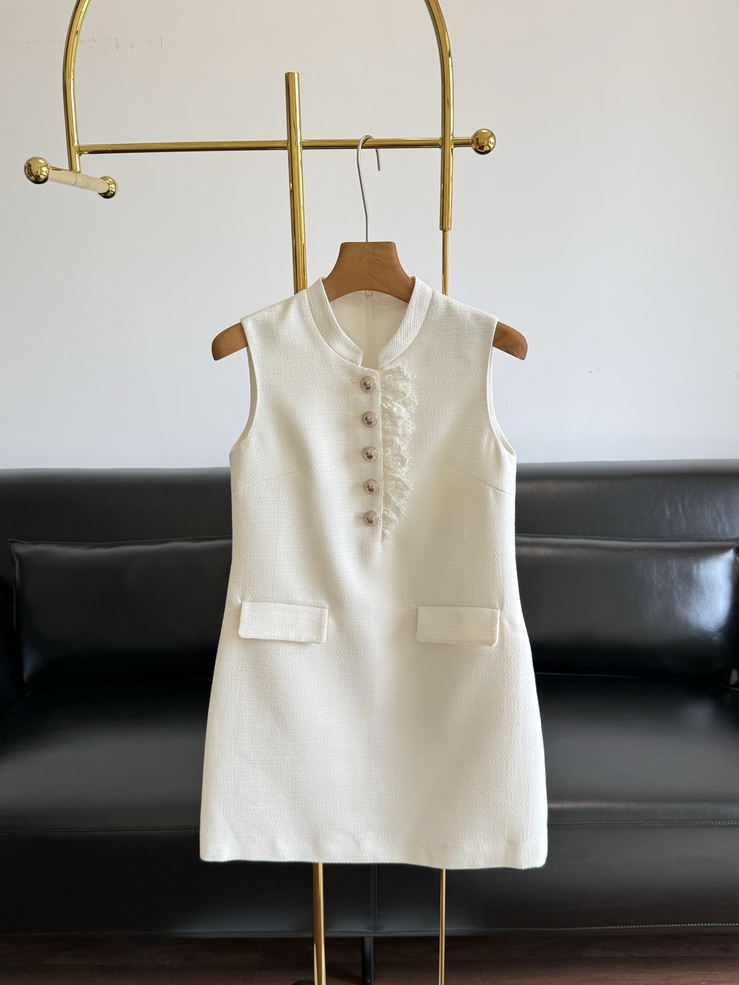 NO:841020,——Self-Portrait's same white moonlight sleeveless dress is elegance engraved in the bones. The main body is high-density polyester, stiff and anti-wrinkle, and not easy to deform after long-term wear. The inner skin-friendly blended layer has a soft matte mist texture, which is delicate and does not prick the skin. The neat little fragrant woven texture has a three-dimensional skinny feel, and the upper body has a refined and high-end aura. It is not easy to pill and  The off-white tweed has a gentle texture, the stand-up collar with metal buckles outlines the delicate neck line, the sleeveless tailoring is neat and slimming, and the details of side pockets and lace pleats perfectly balance the laziness and sophistication of a French lady. Wearing it alone is a cool and noble lady style, paired with a knitted cardigan of the same brand for an extra layer of gentleness, it can be used for dates, afternoon tea, and light work ~ Size s-xl,,skirts,19860909——Self-Portrait同款白月光无袖连衣裙 是刻在骨子里的优雅 主体高密聚酯,挺括抗皱、久穿不易变形 内里亲肤混纺层,自带柔和哑光雾感肌理,细腻不扎肤 利落小香风编织纹理,立体骨感,上身自带精致高级气场 不易起球、 米白色粗花呢揉着温柔的肌理感,立领配金属扣勾勒出精致的颈部线条,无袖剪裁利落又显瘦, 侧边口袋和蕾丝褶皱的细节,把法式大小姐的慵懒与精致平衡得刚刚好.单穿是清冷贵气的名媛范儿,搭件同品牌针织开衫又多了层温柔,约会、下午茶、轻职场都能hold住～ 码数s-xl,,skirts,,Women's clothing