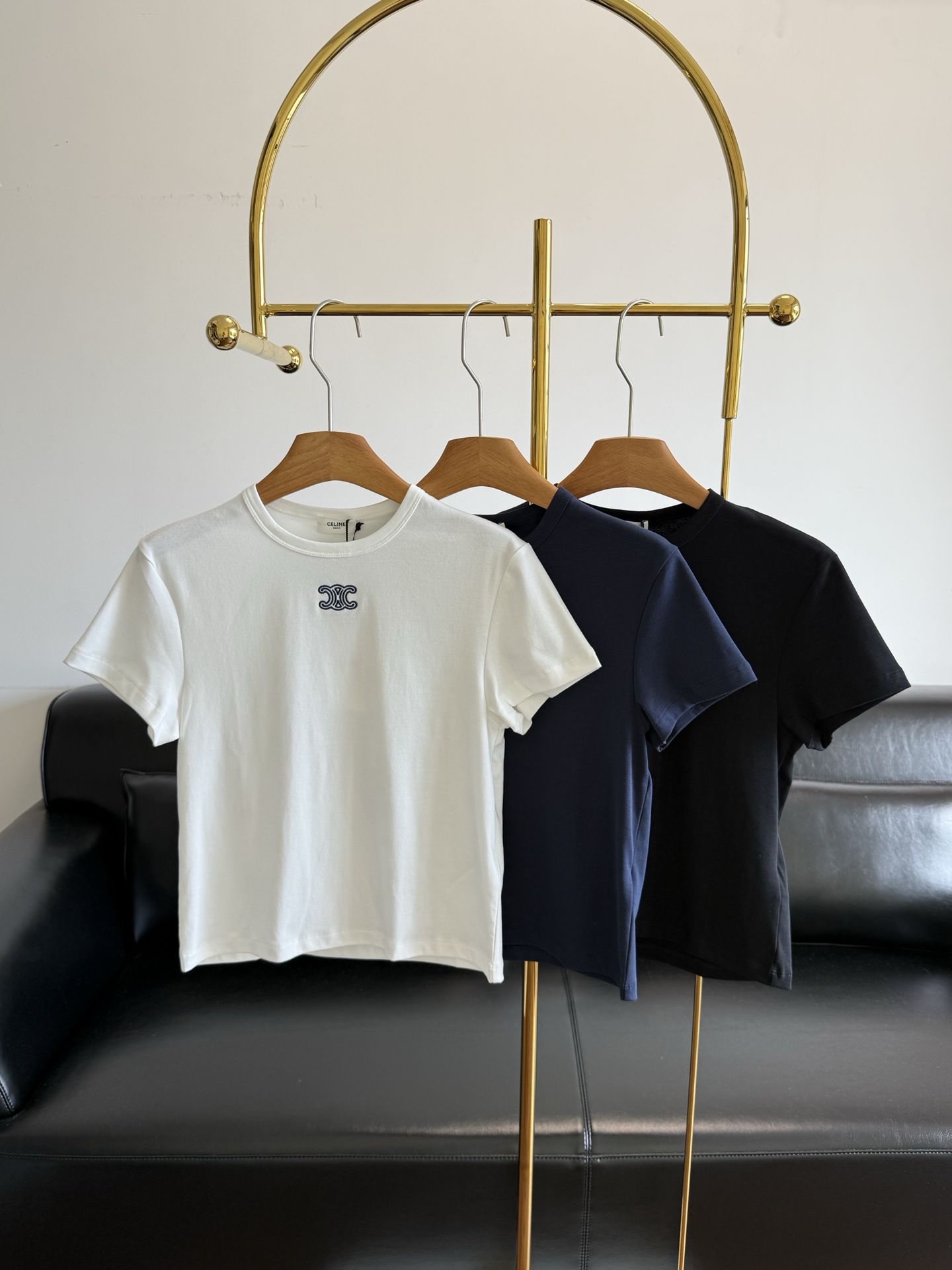 NO:841032,——Celine's same logo embroidered contrasting color T-shirt, a practical daily matching item!  Very classic and attractive!  Versatile!  The brand's classic logo is embroidered in the center of the chest. It uses three-dimensional coil technology and has a full texture. The fabric is made of pure cotton and is made of high-count combed cotton. It is soft and skin-friendly, has good breathability, and is suitable for spring and summer. It has been pre-washed and is not easy to shrink or fade. It feels delicate and shiny. Simple basic style!  This kind of T-shirt really looks great with any pants!  Wear alone or layered under a jacket!  The shape is slimming and easy to match!  Size sml white black blue,celine,jackets & coats,tees,t-shirt,19860909——Celine同款 logo刺绣撞色T恤 日常实用搭配单品！非常经典耐看！百搭！ 胸前正中绣有品牌经典logo刺绣标识,采用立体线圈工艺,质感饱满 面料成分纯棉,采用高支数精梳棉面料 软糯亲肤,透气性佳,适合春夏季节穿着 经过预水洗处理,不易缩水、褪色,手感细腻有光泽 简约基础款！这种款t恤真的随便搭配个什么裤装都好好看！单穿或者搭配在外套里都！ 版型显瘦 各种好搭配！ 码数sml 白色 黑色 蓝色,,celine,jackets & coats,tees，t-shirt,,Women's clothing