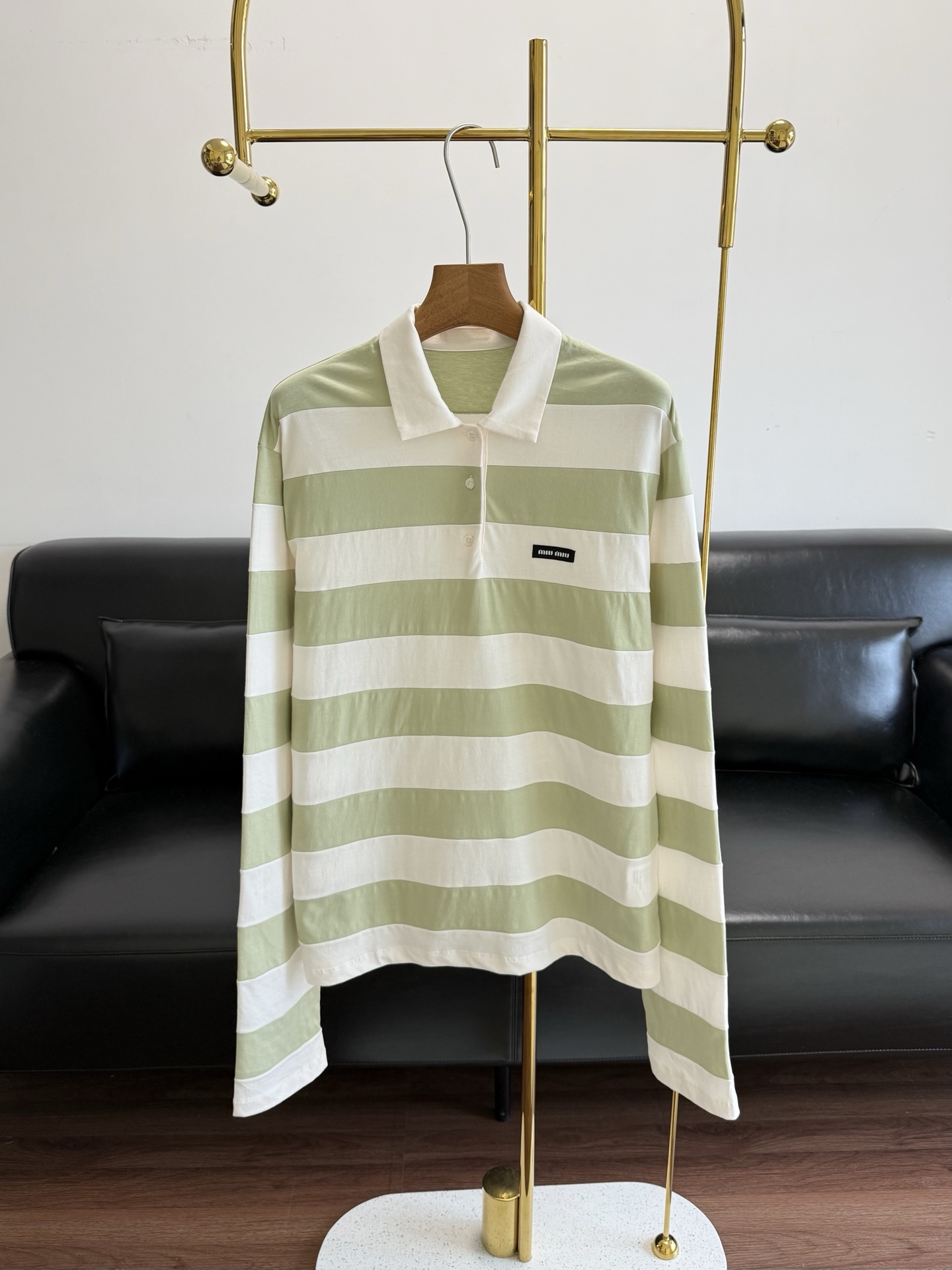 NO:841757,——Miumiu Same style polo striped long sleeves. The gentleness of this spring and summer is given by stripes. Who can resist a low-saturated striped polo? Milk green + milk white color, comes with refreshing filter. Loose fit + soft fabric, comfortable and versatile. Pair a canvas backpack with a casual college feel. Early autumn lazy wear template, it looks good when worn with eyes closed. Size sml,, miumiu,19860909——miumiu 同款polo条纹长袖 这个春夏的温柔感是条纹给的 谁能拒绝一件低饱和条纹polo啊 奶绿+奶白的配色,自带清爽滤镜 宽松版型+软乎乎的面料,舒服又百搭 搭个帆布双肩包,随性学院感直接拉满 早秋懒人穿搭模板,闭眼穿都好看 码数sml,,miumiu,,Women's clothing