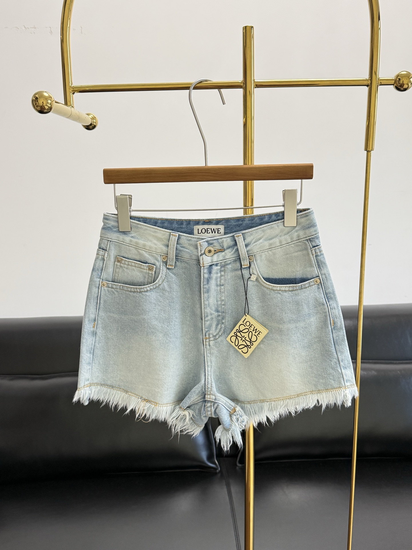 NO:841737,——The same style of Luo Yiwei's raw edge washed ultra-short denim shorts!  The mid-to-high-waisted version + the short-front and long-back tailoring directly optimizes the waist-to-hip ratio and leg length to the extreme, making your legs look slimmer! The imported denim is full of skinny muscles and the upper body effect of the active washing process is amazing!  Light wash denim + raw edge hem, it has a sense of relaxation, and it looks very textured when worn with a black/white T-shirt. What sticks out to me the most is the Anagram embroidery and leather logo on the back waist, the heavy-duty three-dimensional toothbrush embroidered logo pocket, code number 24-30, loewe, shorts, tees, t-shirt,19860909——罗意威同款 毛边洗水超短牛仔短裤！ 中高腰版型+前短后长的剪裁,直接把腰臀比和腿长优化到极致,巨显腿细! 进口牛仔筋骨感十足活性洗水工艺上身效果超赞！浅水洗牛仔+毛边下摆,自带松弛感,随便搭个黑/白T恤就很有质感. 最戳我的就是后腰的Anagram刺绣和皮质标, 重工立体牙刷绣logo口袋, 码数24-30,,loewe,shorts,tees，t-shirt,,Women's clothing