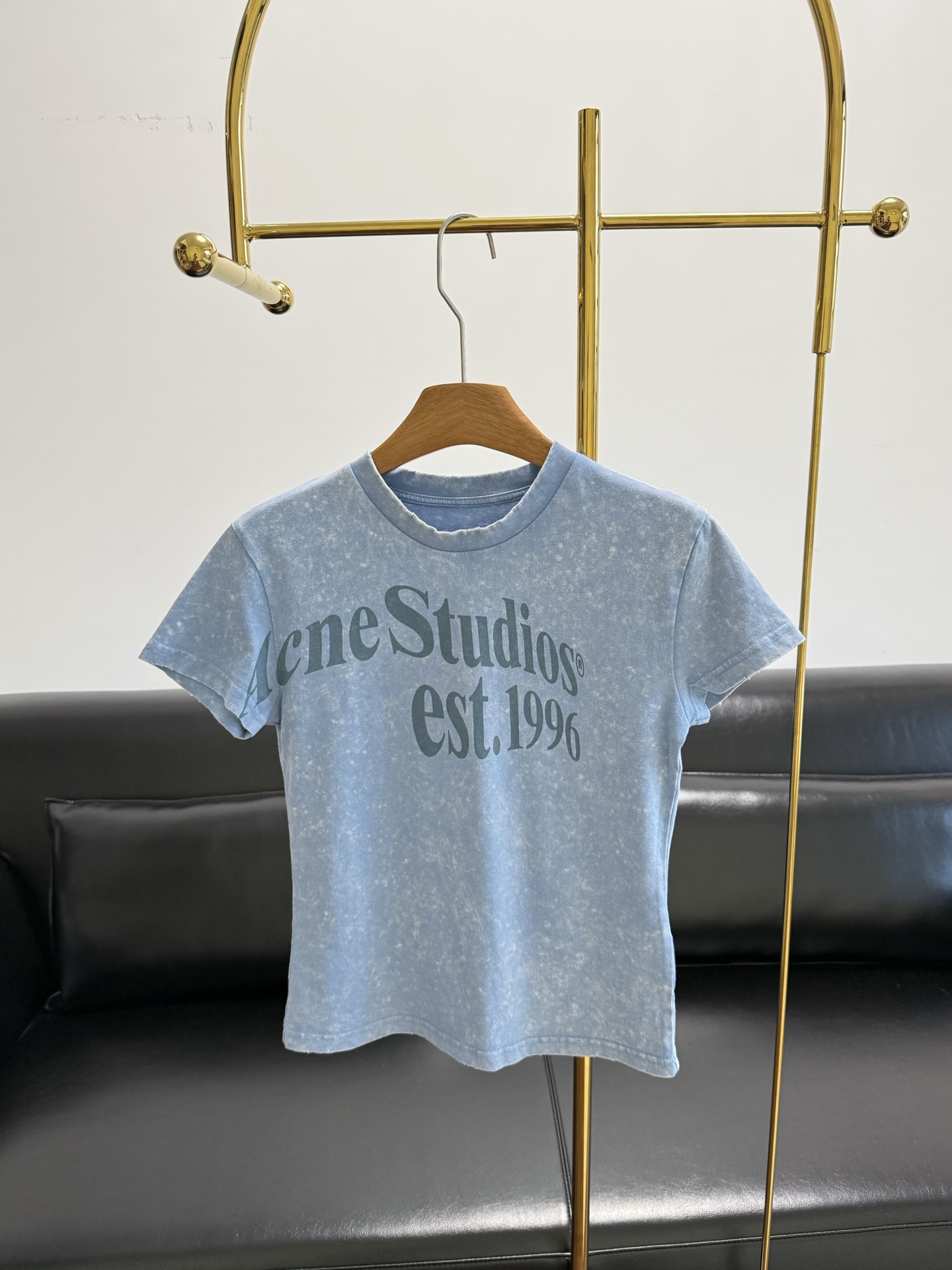 NO:841763,——Acne Studios' same style printed short T-shirt Acne Studios' washed blue T-shirt is made of pure cotton, soft and comfortable, and super friendly for daily wear. 'AcneStudios est.1996' is written on the front, which is simple and recognizable. Washed blue tone + distressed craftsmanship, full of retro feel, loose fit, can be paired with jeans or casual pants, easy to create a casual style. Nordic minimalist design, fashionable and practical, is a must-have item for trend lovers  Size xs-m,,acne studios,dior,jeans,tees,t-shirt,19860909——Acne Studios同款 印花短款T恤 Acne Studios这款水洗蓝T恤,采用纯棉材质,柔软舒适,日常穿着超友好.正面'AcneStudios est.1996'字样,简约又有辨识度.水洗蓝色调+做旧工艺,复古感满满,宽松版型,搭配牛仔裤或休闲裤都很OK,轻松打造随性风格.北欧极简设计,时尚又实用,是潮流爱好者必入单品 码数xs-m,,acne studios,dior,jeans,tees，t-shirt,,Women's clothing