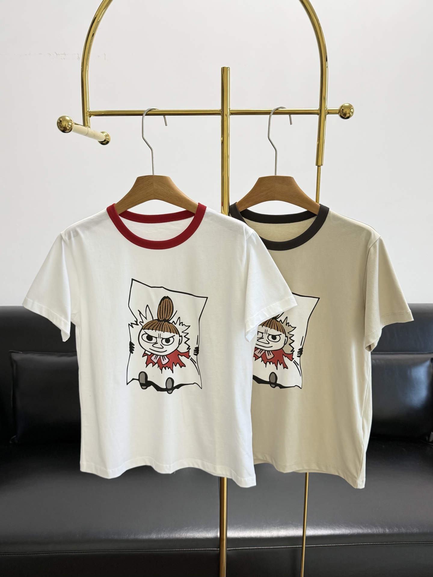 NO:841772,——MO-Moomin co-branded Asian and American printed embroidered short-sleeves, fashionable and exquisite!  Moomin co-branded series Cute and adorable boy!  Classic popular fairy tale printed T-shirt!  Emphasis on craftsmanship and cartoon character printing patterns!  Imported washed pure cotton has a great texture!  The contrasting collar design is age-reducing and fashionable. A versatile high-end item!  Size sml khaki white, T-shirt, tees, t-shirt,19860909——MO-姆明联名亚美印花刺绣短袖 时髦精穿搭！姆明联名系列 可可爱爱的童真少年！经典爆款童话印花T恤！重工艺定位 卡通人物印花图案！进口洗水纯棉质感超赞！撞色领设计减龄又时髦.百搭高级单品！ 码数sml 卡其 白色,,T-shirt,tees，t-shirt,,Women's clothing