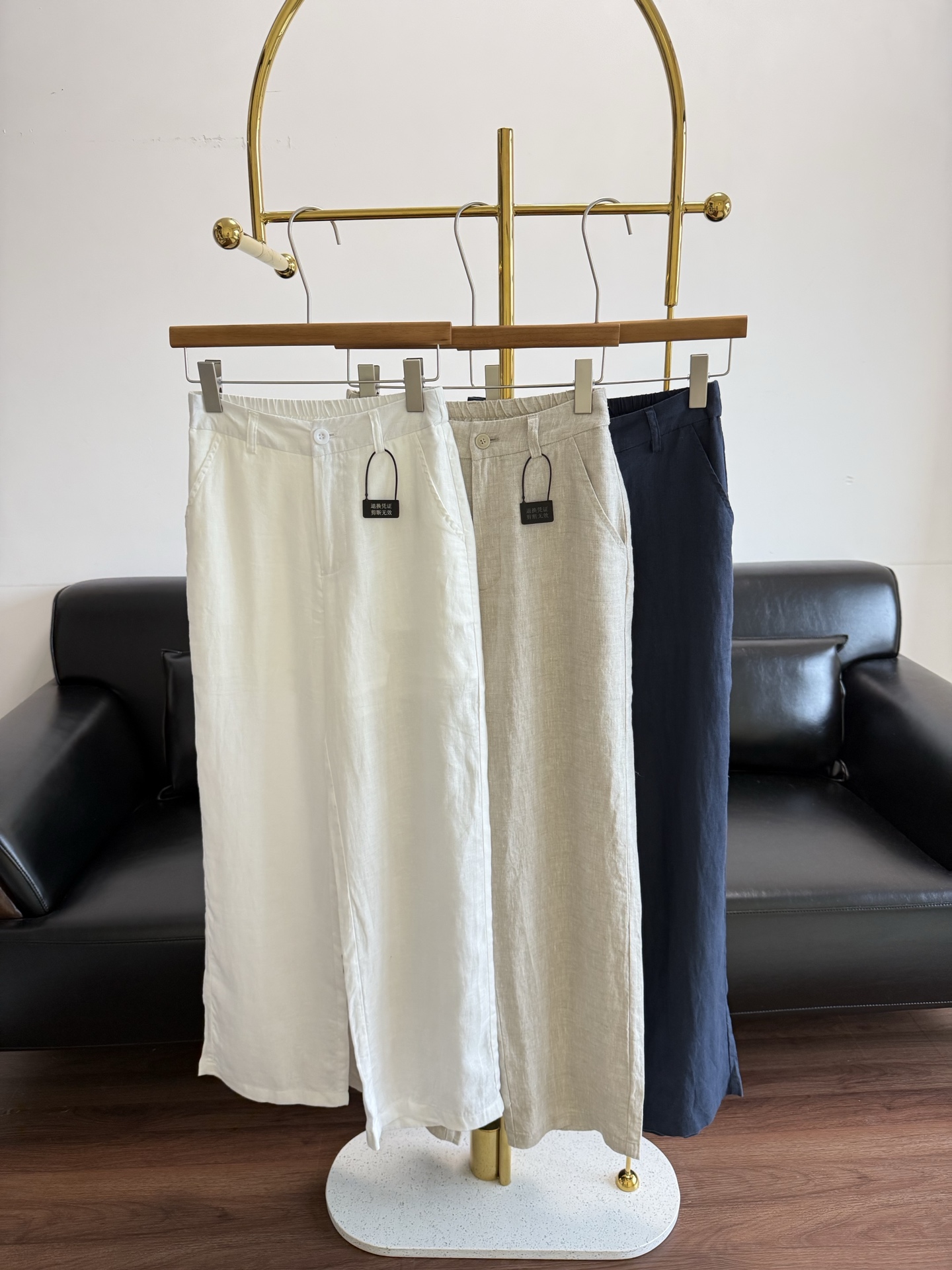 NO:841745,——Xiaohe plain linen trousers, old money and lazy style. Made of Belgian linen, it is the ultimate pursuit of quality. The wide-legged linen trousers have an amazing sense of drape! The wind makes your legs look longer when you walk. It’s not summer without linen, and I look forward to summer even more. The linen trousers have beautiful colors and textures. I like wearing them so much. They are free and relaxed~ Size m-2xl, white khaki blue,,19860909——小禾平纹亚麻长裤 老钱慵懒气质风 比利时亚麻材质,是对品质的极致追求.亚麻阔腿裤,垂坠感绝了!走路带风还巨显腿长, 无亚麻不夏天,因为它而更期待夏天了.颜色和质感都美绝了的亚麻裤,我可太喜欢穿它了.自由自在,松弛随性～ 码数m-2xl 白色 卡其 蓝色,,,Women's clothing