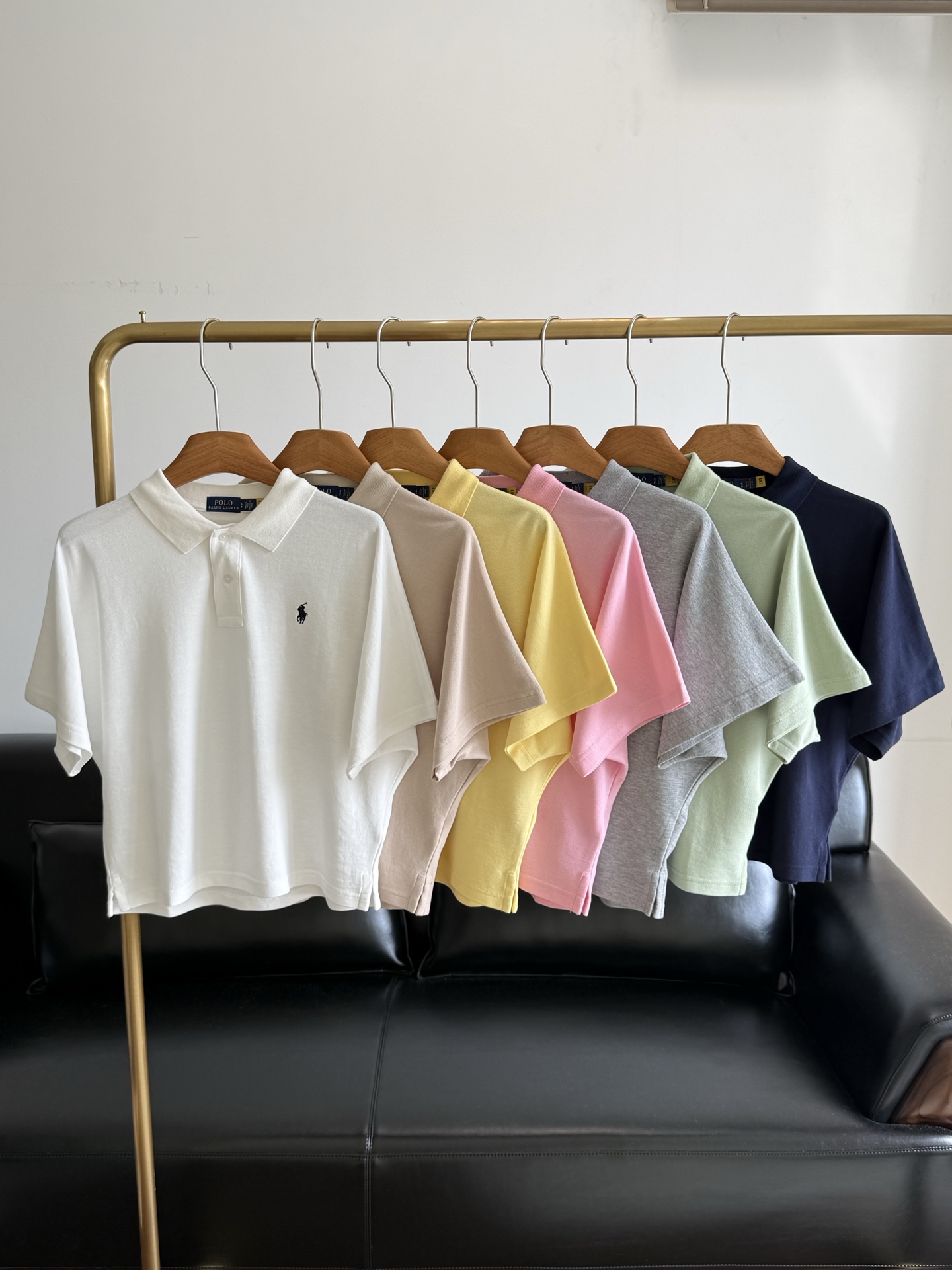 NO:842535,——Polo Ralph Lauren's same 26 women's seven-color bat-sleeved polo shirt, a versatile style~ The off-shoulder silhouette is made of ultra-covering and ultra-breathable mesh cotton. I have been using it all summer~ The pony embroidery on the chest is super recognizable! The pique cotton fabric is breathable and crisp, comfortable and not sweaty. Whether you wear it with trousers for work or casual wear with jeans or skirts, you can easily create a clean and girly look. It is a versatile artifact in the wardrobe! Size sml white khaki  yellow pink gray green blue,,loro piana,skirts,jeans,19860909——Polo Ralph Lauren同款26女士七色蝙蝠袖polo衫 万能搭的款式～ 廓形落肩款超遮肉超透气的网眼棉 一整个夏天拿捏了～ 胸前小马刺绣超有辨识度!珠地棉面料透气又挺括,穿着舒适不闷汗 .无论通勤配西裤,还是休闲搭牛仔裤,半裙,都能轻松打造干净少女感,是衣柜里的百搭神器! 码数sml 白色 卡其 黄色 粉色 灰色 绿色 蓝色,,loro piana,skirts,jeans,,Women's clothing