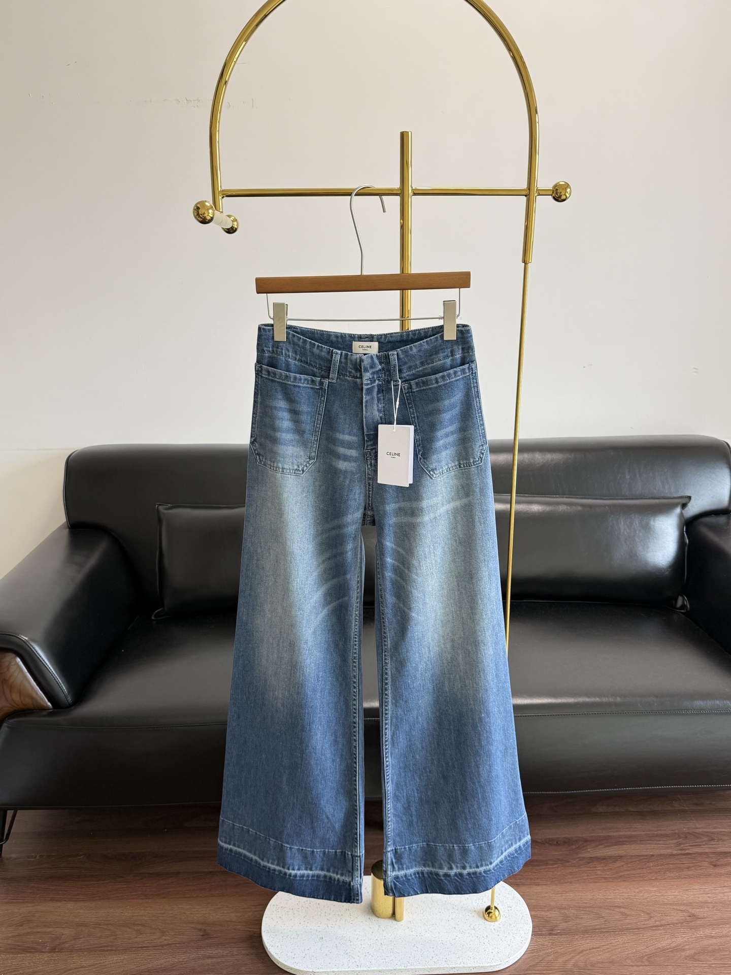 NO:842564,——CELINE 26SS embroidered flared jeans, blue denim + Arc de Triomphe embroidery, full brand recognition. High-waisted flared pants, lengthening the legs and modifying the shape of the legs, retro American style, easy to control for daily commuting or leisure. The denim fabric is soft and breathable, super comfortable to wear in summer, comfortable and fashionable, it is a popular item in the CELINE denim series! These are fashionable and high-end jeans!  Textured jeans!  Code number 24-30,,celine,jeans,19860909——CELINE 26SS刺绣喇叭牛仔裤 蓝色牛仔 +凯旋门刺绣,品牌辨识度满分.高腰喇叭裤型,显腿长又修饰腿型,复古美式风格,日常通勤或休闲都能轻松驾驭. 牛仔面料柔软透气,夏天穿超舒服,舒适又时髦,是CELINE牛仔系列的热门单品! 这条就是时髦又高级的牛仔裤！有质感的牛仔裤！ 码数24-30,,celine,jeans,,Women's clothing