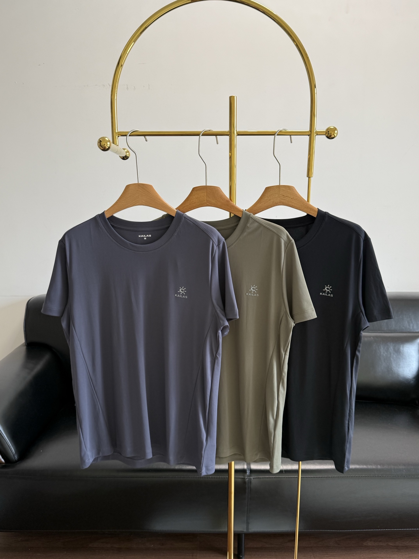 NO:842539,——Kyle Stone men's sports T-shirt is made of moisture-absorbing and quick-drying technical fabrics, which can quickly absorb sweat and avoid body stickiness. Added Polygiene antibacterial silver ions to inhibit the growth of bacteria for a long time and reduce odor. Heat dissipation circulation design in sweat-prone areas to keep sports fresh and comfortable. The version is simple and loose, and the upper body is very comfortable. Three-dimensional 3D silicone label, simple and elegant. The characteristics of this product are: / light / elastic / stylish / moisture absorption / perspiration / very versatile, daily work  , can be worn for outdoor sports, compatible with different body shapes, high-quality craftsmanship, seamless, each part is more fit and comfortable, it is the perfect combination of fashionable leisure and outdoor multi-functional sports, so whether you wear it at work or outdoors, it is your best choice!  Size M-2Xl Color black, gray, military green,,19860909——凯乐石男士运动T桖 采用吸湿速干科技面料,秒速抽离汗湿,避免身体湿黏 加入Polygiene抑菌银离子长效抑制细菌的增长 减少异味 易汗区散热循环设计,保持运动清新舒爽 版型简约宽松、上身非常舒适 立体3D硅胶标、简洁大气 这款的特点是／轻便/弹力/有型/吸湿/排汗/非常百搭,日常上班 ,户外运动都可以穿着,兼容不同身形,高质感工艺无缝衔接,每个部位更加合体舒适,是时尚休闲与户外多功能运动的完美结合,所以无论您平时上班穿或者户外穿都是您的最佳选择！ 码数M-2Xl 颜色黑色、灰色、军绿,,,Women's clothing