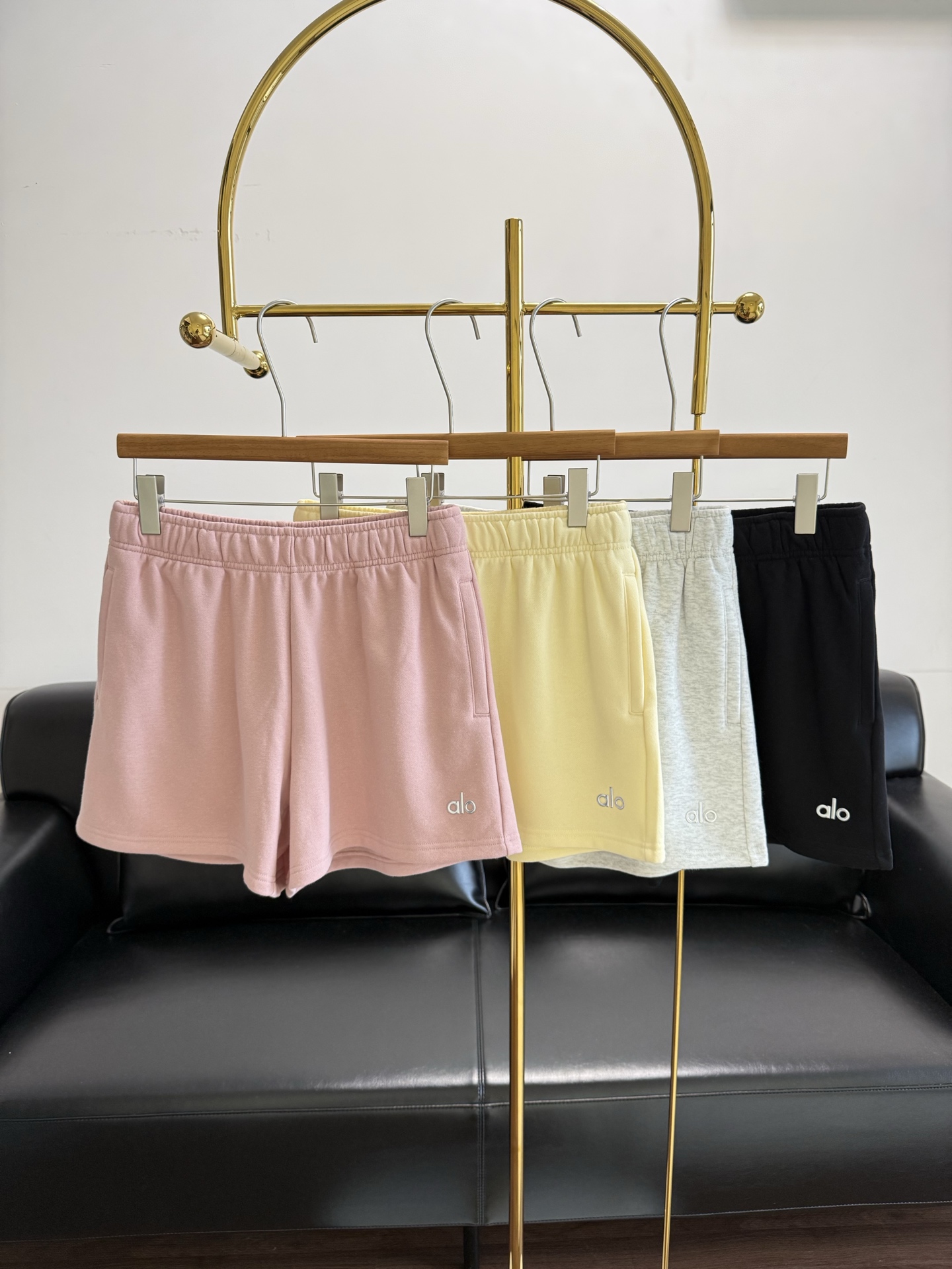 NO:842568,——The same style of alo casual sports shorts. Straight-leg shorts style, simple and neat, can modify the leg lines, comfortable to wear, not tight. It adopts an elastic waist and drawstring design, which can be flexibly adjusted according to your waistline and wearing comfort, adapting to different sports conditions and daily leisure needs. The pants have the brand's iconic 'alo' logo, adding recognition and fashion. The inner fleece is soft 65 cotton + 35 polyester fiber  The stitching is neat, the edges are finely processed, and there are no excess threads, showing a high level of production technology and ensuring wearing comfort and durability. It is suitable for various sports scenes such as yoga and running, and its fashionable appearance is also suitable for daily casual travel, shopping, home and other occasions. It is a versatile item that is both functional and fashionable. Size sml pink yellow gray black,,shorts,19860909——alo同款休闲运动短裤 直筒短裤款式,简约利落,能修饰腿部线条,穿着舒适自在,不紧绷. 采用松紧腰搭配抽绳设计,可根据自身腰围和穿着舒适度灵活调节,适应不同运动状态和日常休闲需求 . 裤身有品牌标志性的“alo”标识,增添辨识度与时尚感. 内里抓绒柔软 65 棉 + 35 聚酯纤维 缝线工整,边缘处理精细,无多余线头,展现较高制作工艺水准,保证穿着舒适度与耐用性. 既适合瑜伽、跑步等各类运动场景,其时尚外观在日常休闲出行、逛街、居家等场合穿着也很合适,是兼具功能性与时尚感的百搭单品. 码数sml 粉色 黄色 灰色 黑色,,shorts,,Women's clothing