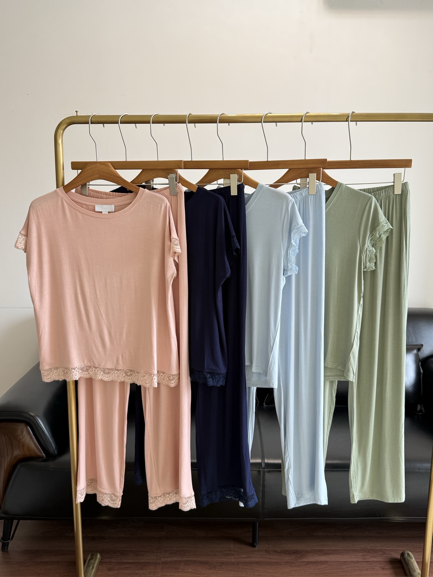 NO:843390,Round neck v-neck The white company knitted women's pajamas set, home clothes, summer pajamas. This set of modal pajamas is as comfortable as sleeping naked!  It has a cool feeling, so you won’t feel sweaty when wearing it in the summer, and it is smooth and comfortable against the skin. The small lace design on the cuffs is pure and sexy, and the loose fit also hides the flesh. Both colors are very gentle, so they are very suitable for staying at home and sleeping. You can wear them with your eyes closed!  Size xs-l pink navy blue light blue green,,19860909圆领 v领 The white company 针织女士睡衣套装家居服 夏天的本命睡衣. 这套莫代尔睡衣,穿上就像裸睡一样舒服！ 自带凉感,夏天穿完全不闷汗,贴肤滑溜溜的巨舒服. 袖口的小蕾丝设计,又纯又欲,宽松版型还特别藏肉 两个颜色都巨温柔,宅家、睡觉穿都超合适,闭眼冲不亏！ 码数xs-l 粉色 藏蓝色 浅蓝 绿色,,,Women's clothing