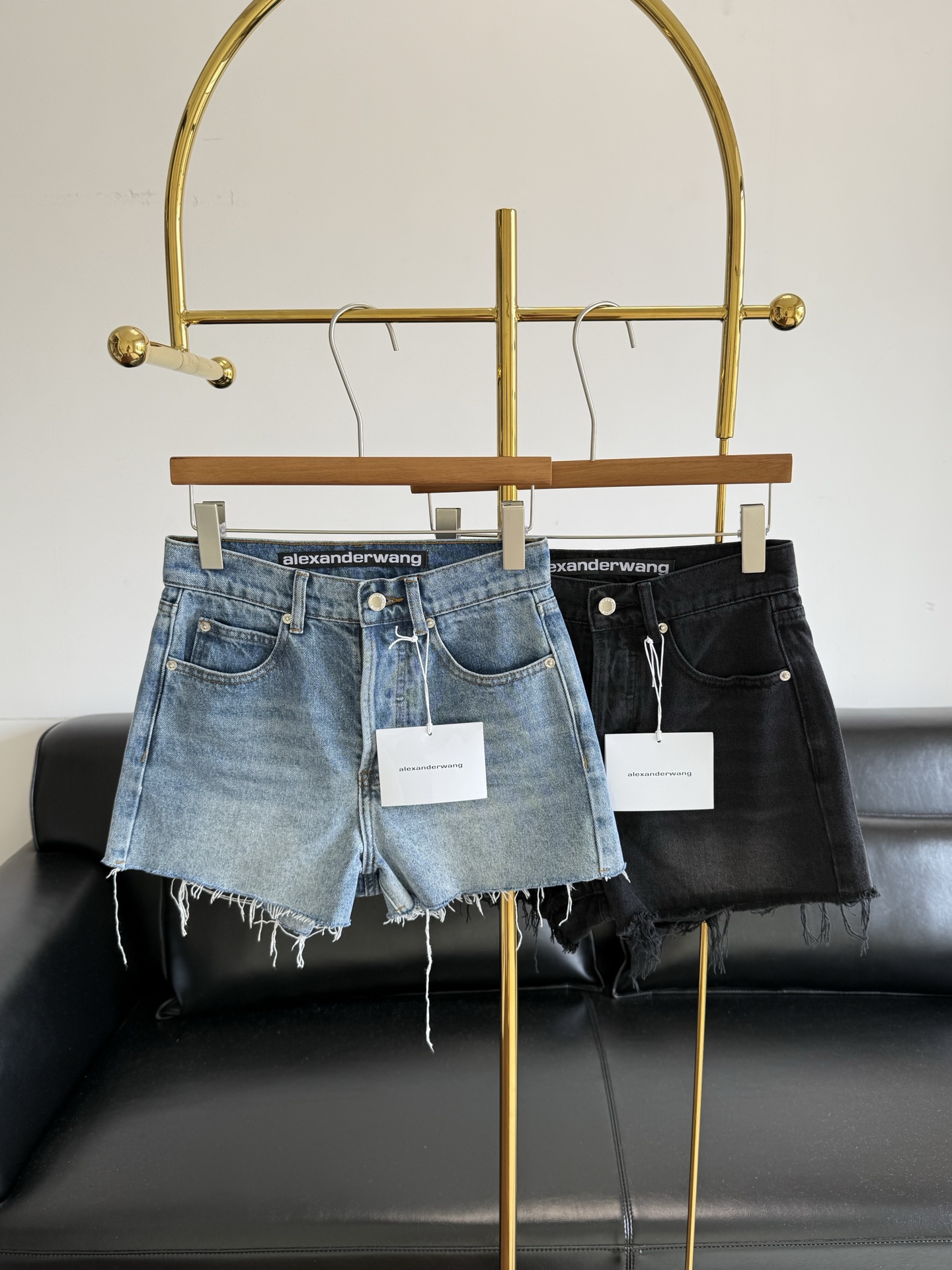 NO:843414,——Alexander Wang's same style of rhinestone raw edge denim shorts. Alexander Wang's black denim shorts have a street hot girl temperament. The classic black and gray wash tone brings a cool feeling. The upper body is neat and slim, which matches the outfit. The fabric is made of Turkish organic cotton. It is soft but stiff but not collapsed. It is very comfortable to wear from 20 to 30 degrees. It is not sweaty at all. It is so cool to wear in summer.  Raw edge trouser legs + rhinestone logo design on the back pocket, the details are exquisite and recognizable, with its own highlights. The high-waisted A-line version can easily modify the shape of the legs. It is suitable for matching with short tops and sweatshirts. It is suitable for daily commuting or casual wear. It is casual and personalized. It is a versatile style in the wardrobe!  Size s-xl blue gray, hoodie, sweatshirts, shorts,19860909——Alexander Wang 同款水钻毛边牛仔短裤 Alexander Wang这条黑色牛仔短裤,自带街头辣妹气质 经典黑灰水洗调自带酷感,上身利落又显瘦,很衬穿搭氛围 面料用的是土耳其有机棉,软乎乎的但挺括不塌,20多度到30度穿都巨舒服,一点不闷汗,夏天穿太爽了. 毛边裤脚+后袋水钻logo设计,细节精致又有辨识度,自带亮点 高腰A字版型,轻松修饰腿型,搭配短上衣、卫衣都适配 日常通勤或休闲穿搭都合适,随性又有个性,是衣柜里的百搭款！ 码数s-xl 蓝色 灰色,,hoodie,sweatshirts,shorts,,Women's clothing