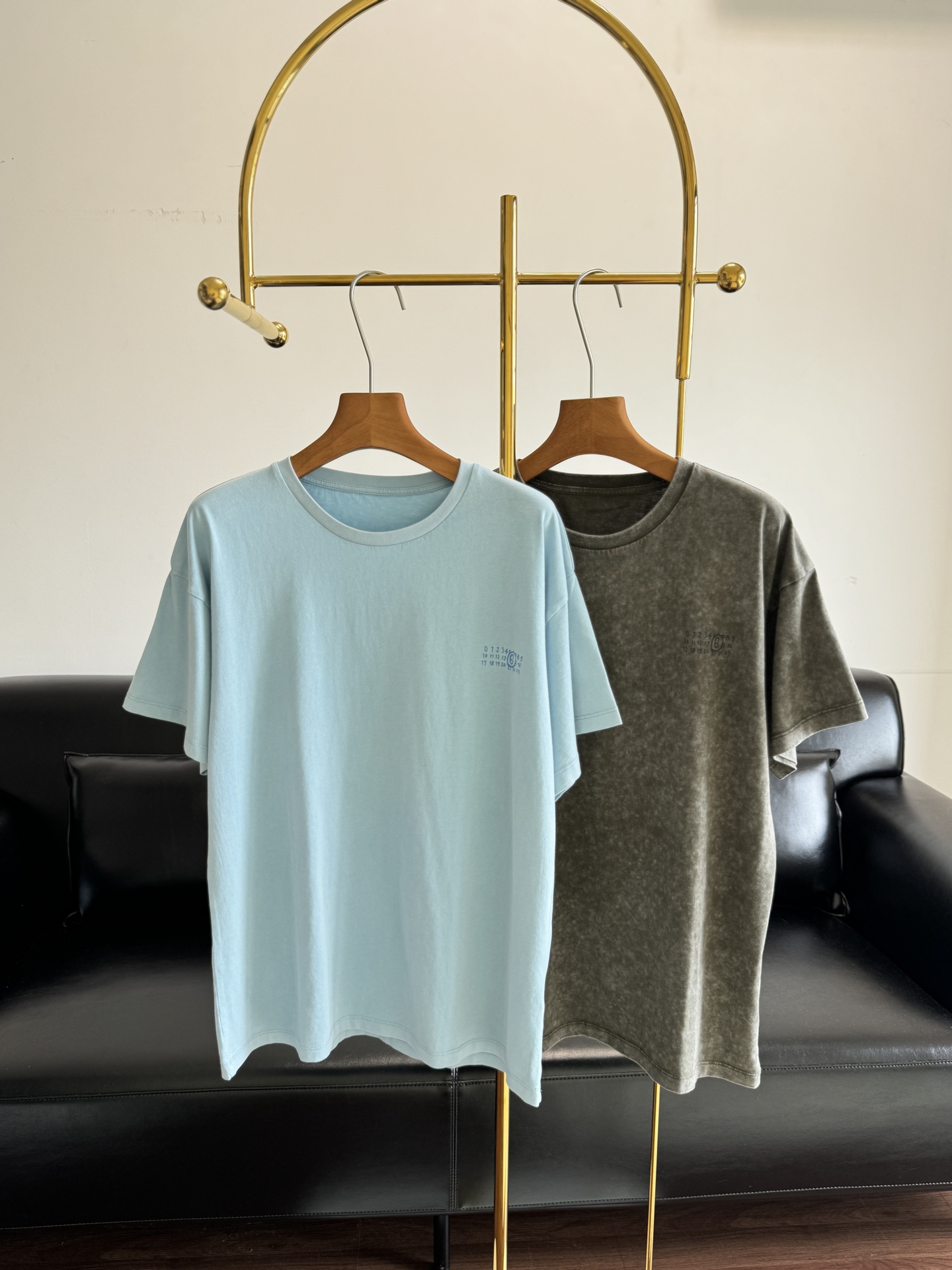 NO:844850,——MM6Maison Margiela T-shirt with logo on the back. Who knows!  MM6 is too loose. The tone of MM6 is simple but not ordinary!  Made of soft cotton fabric, breathable and comfortable, perfect for summer! The 'MM678910' digital logo on the back is highly recognizable!  Genderless design + light deconstructed aesthetics, it looks great with shorts and jeans, and you can easily get a high-end trend!  Size sml blue green, masion margiela, shorts, jeans, tees, t-shirt,19860909——MM6Maison Margiela 背后字母logo T恤 谁懂！MM6这一身也太松弛了 MM6的调性就是简单但不普通！ 采用柔软棉质面料,透气舒适,夏天穿超合适!背部'MM678910'数字Logo,辨识度满分！无性别设计+轻解构美学,搭配短裤,牛仔裤都很出彩,轻松 get高级潮感！ 码数sml 蓝色 绿色,,masion margiela,shorts,jeans,tees，t-shirt,,Women's clothing