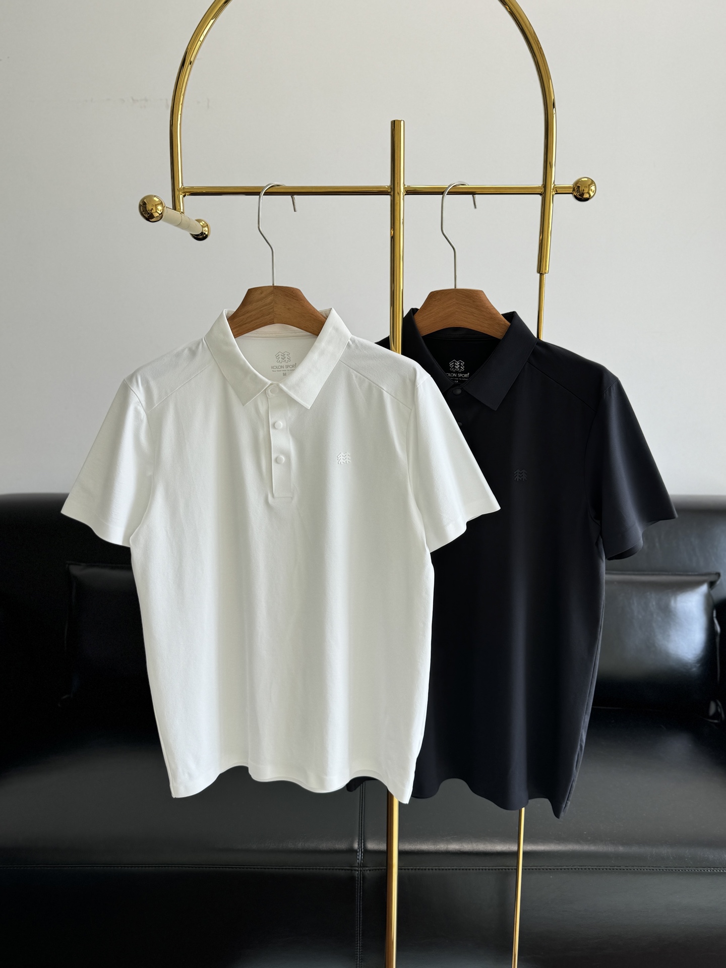 NO:844867,——KOLON SPORT 2026 Summer Men’s Short-Sleeved POLO Shirt Who knows!  A good Polo shirt really sticks to your body♂ This piece of clothing is really full of 'luxury' and 'comfort' - it feels as smooth and soft as a cloud, stiff and not easy to wrinkle; it has four-sided elastic design, no restrictions on movement, it is also super breathable in summer, and it is not stuffy and sweaty at all ~ With a small low-key logo on the chest, it is simple and attractive. Paired with trousers, it will look like a stable workplace person, and paired with casual pants, it will give you a refreshing youthful feel.  In a boy's wardrobe, this decent white Polo can be found with your eyes closed~ Size m-3xl, white, black, T-shirt,19860909——KOLON SPORT可隆2026夏季男士短袖POLO衫 谁懂啊！一件好的Polo衫真的能焊在身上♂ 这件衣服的「高级感」和「舒适度」真的拉满了—— 触感像云朵一样顺滑柔软,挺括不易皱； 四面弹力设计,活动无束缚, 夏天穿也超透气,完全不闷汗～ 配上胸口的低调小logo,简约又耐看 配西裤是稳重的职场人, 配休闲裤就是清爽的少年感 男生衣柜里,这件体面不出错的白Polo,闭眼入就对了～ 码数m-3xl 白色 黑色,,T-shirt,,Women's clothing