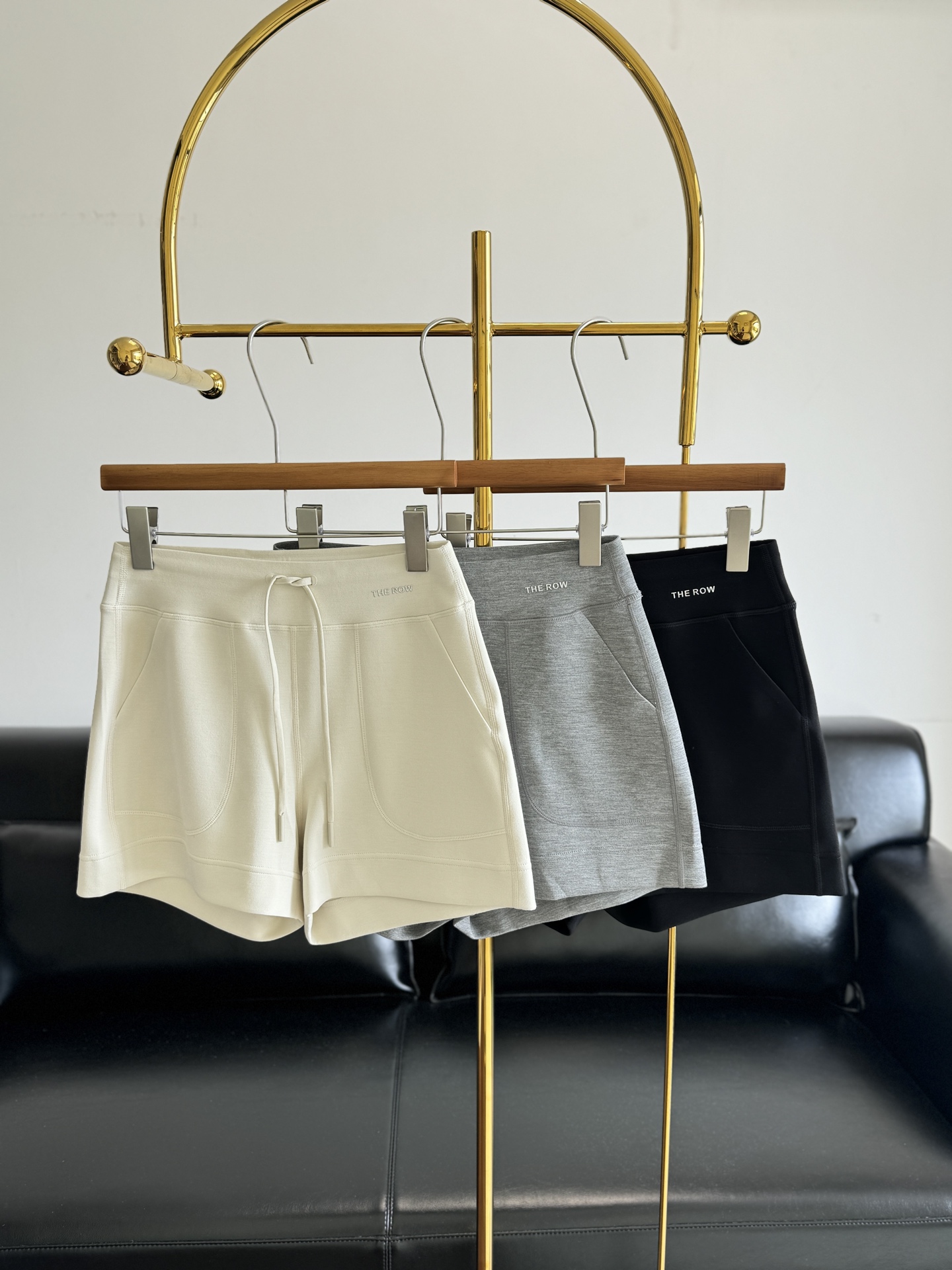 NO:844840,——TR yoga casual shorts. Real high-end has never been about complexity. This TR knitted shorts uses the brand's iconic minimalist aesthetics to create a 'borderless comfort experience.' It is made of carefully selected blended knitted fabrics, which are soft and waxy to the touch. It has a sense of drape. It has zero pressure on the upper body and does not stick to the skin. It can be adapted at home, out on the street, and for light exercise.  The mid-waist drawstring design gently wraps around the waist and abdomen without tightening the flesh; the curved large pockets are both practical and linear, allowing you to wear a relaxed and lazy high-end look regardless of your figure. There are no exaggerated prints, only the mini brand logo at the waist, luxury is hidden in the details, and it is the soul of old money style wear. [Color] Black Cloud White Light Gray [Size] M is suitable for 85-105 pounds, L is suitable for 105-120 pounds  XL is suitable for 120-140 pounds!  ,,shorts,19860909——TR瑜伽休闲短裤 真正的高级,从来都与繁复无关. 这条TR针织短裤,以品牌标志性的极简美学,打造「无边界舒适体验」. 精选混纺针织面料,触感软糯如云,自带垂坠感,上身零压不贴肤,居家、出街、轻运动都能适配. 中腰抽绳设计,温柔包裹腰腹不勒肉；弧形大口袋兼顾实用与线条感,不挑身材也能穿出松弛慵懒的高级感. 没有浮夸印花,只有腰头处的迷你品牌标识,把奢华藏在细节里,是老钱风穿搭的灵魂单品.【颜色】黑色 云白 浅灰【尺码】M适合85-105斤 L适合105-120斤 XL适合120-140斤！,,shorts,,Women's clothing