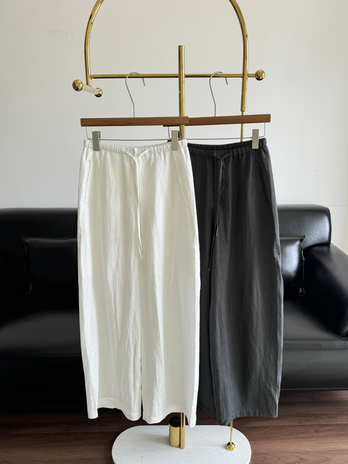 NO:844881,—— Linen drawstring wide-leg trousers. Many overseas bloggers and celebrities are wearing loose-fitting trousers when going out and commuting. Linen trousers with a lazy vacation atmosphere. The upper body has a casual elegance, abandoning complicated decorations and focusing on the natural texture of linen material and neat tailoring. It is easy to achieve an effortless sense of luxury. Wide-leg trousers have a huge proportion.  The golden trousers are long, do not press on your body, and do not pile up the trousers. The high-waisted, straight and wide-leg version can modify false hip width, uneven legs, and small belly with one click. Small people will look taller, tall people will look thinner, and pear-shaped figures can be easily fitted with eyes closed. Size s-xl white gray,,gold,19860909——亚麻 抽绳阔腿长裤 超多海外博主、明星出街通勤都在穿的松弛感裤型, 自带慵懒度假氛围的亚麻长裤 上身自带随性贵气,摒弃繁复装饰,聚焦亚麻材质的天然肌理与利落剪裁,轻松拿捏不费力的高级感 阔腿裤型 巨显比例 黄金裤长,不压个子、不堆裤脚.高腰直筒阔腿版型,一键修饰假胯宽、腿不直、小肚腩,小个子显高、高个子显瘦,梨形身材直接闭眼入. 码数s-xl 白色 灰色,,gold,,Women's clothing