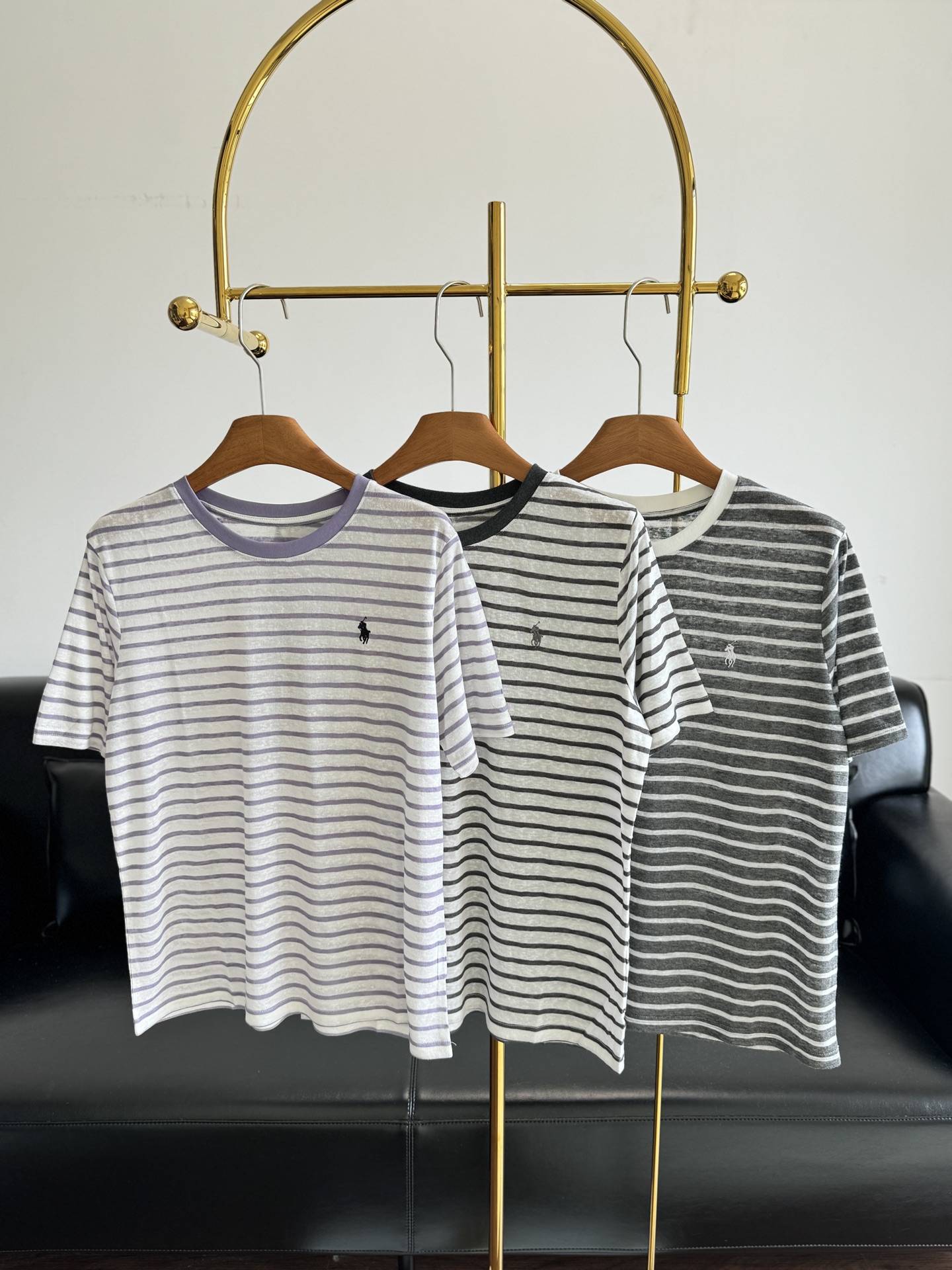 NO:844828,——Ralph Lauren The same style of logo embroidered striped T-shirt is simple and highly recognizable! It is made of 30-tencel linen and cotton fabric, which is soft and comfortable, and can be worn stress-free in daily wear. Stripes are one of the main elements of the outfit, which have both a retro feel and a formal feel, and have higher compatibility. It is easy to match and go out. Get the stripes as a must-have summer item!  Relaxed outfits focus on a casual and comfortable look. Today’s outfit focuses on a relaxed feel. It can be worn alone or layered, and it looks great with jeans. It is both trendy and practical, and is a must-have item for young people’s wardrobe! Size sml black gray purple, jeans, tees, t-shirt,19860909——拉夫劳伦 同款logo刺绣条纹T恤 简约又超有辨识度! 采用30天丝麻棉面料柔软舒适, 日常穿着无压力,条纹 穿搭的主旋律的元素之一兼具复古感与正式感,拥有更高兼容性 轻松搭配出门 夏日必备单品get 条纹控！ 松弛感穿搭 主打一个随性自在 今天这身主打松弛感 单穿or内搭都OK,搭配牛仔裤,都很出彩.潮流与实用兼具,是年轻人衣橱必备单品! 码数sml 黑色 灰色 紫色,,jeans,tees，t-shirt,,Women's clothing
