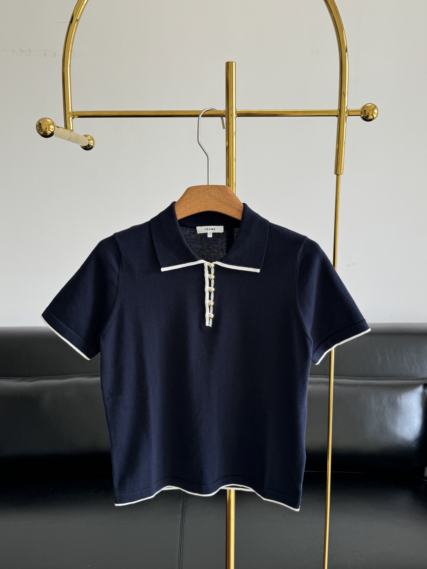 NO:844858,——FRAME women's retro solid-color lapel-trimmed POLO shirt short-sleeved. Navy blue main color + white lapel embellishment, gold buttons embellishment, you can adjust the neckline at will, simple and detailed. Lightweight knitted fabric, breathable and comfortable, perfect for spring and summer! It can be easily managed for leisure or commuting. The short style is very tolerant, it is OK to match with jeans or skirts, full of urban feeling, easy to get advanced style! Size sml,,skirts,jeans,T-shirt,19860909——FRAME女士复古纯色翻领镶边POLO衫短袖 藏蓝主色+白色翻领点缀,金色纽扣点缀, 还能随心调节领口,简约又有细节感.轻薄针织面料,透气舒适,春夏穿超合适!休闲or通勤都能轻松驾驭.短款包容性强,搭配牛仔裤或半裙都很OK,都市感满满,轻松get高级穿搭风格! 码数sml,,skirts,jeans,T-shirt,,Women's clothing