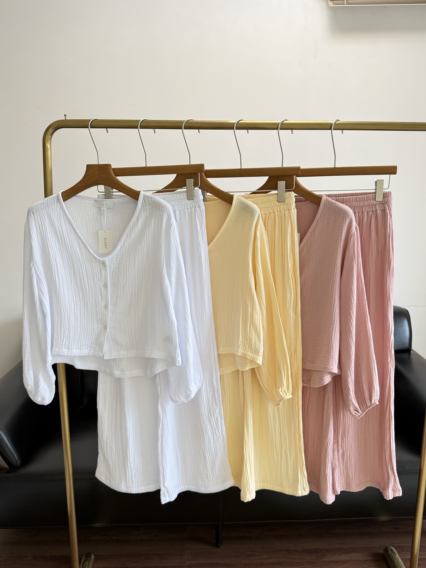 NO:845549,——The white company pure cotton women's pajamas suit is loose. French organic cotton wrinkled gauze suit is like a light dream. Soft double-layer gauze with a bit of natural wrinkles. It is as light as air and as gentle as a hug. The texture of vertical pit strips is super gentle, and it is super comfortable to wear in spring and summer!  The top is loose and casual and shows off your figure. The lantern sleeves modify the arm lines, giving you a perfect sense of elegance. The bottoms are loose trousers of the same color + drawstring design, comfortable and comfortable~ Size xs-l white yellow pink,,19860909——The white company 纯棉女士睡衣套装宽松 法式有机棉皱皱纱套装,像一场轻盈的梦 柔软的双层纱,带着一点自然的皱感 像空气一样轻盈,也像拥抱一样温柔 竖坑条肌理感超温柔,春夏穿超舒服！上衣宽松随性又显身材,灯笼袖修饰手臂线条,优雅感满分.下装是同色系宽松长裤 +抽绳设计,舒适自在～ 码数xs-l 白色 黄色 粉色,,,Women's clothing