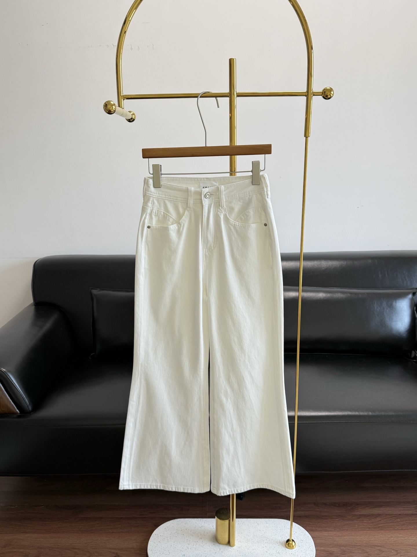 NO:845531,——Frame ultra-thin white nine-point flared pants. These ultra-thin white nine-point flared pants are directly like a god!  The same style is worn by European and American celebrities in street photos. Many overseas supermodels and female celebrities wear it repeatedly in private clothes. They wear it every day on the street and when commuting to the airport. The upper body instantly creates a high-end and relaxed atmosphere, and the fashion sense is directly enhanced!  The ultimate nine-point style. The length of the nine-point pants accurately exposes the ankles. It does not press on the body or pile up the trouser legs. It makes small people look taller and tall people are neat. It perfectly modifies the shape of the legs. One-click hiding of O-shaped legs,  Ultra-thin, breathable and not stuffy. The ultra-thin soft elastic fabric is exclusive for summer. It is light and smooth on the upper body. It is not stuffy, not fleshy, and does not cling to the legs. If it is white, you don’t have to worry about embarrassing color leakage problems. It will not wrinkle, deform, or look bloated after long-term wear. The golden ratio of high waist + slight boot, looks great with small tops, small suspenders, and simple T-shirts. It is versatile for commuting, dating, shopping, and daily life, regardless of style.  Size s-xxl,,tees,t-shirt,gold,19860909——Frame 超薄白色九分喇叭裤 这款超薄白色九分喇叭裤,直接封神！ 欧美明星街拍同款 超多海外超模、女明星私服反复上身,日常出街、机场通勤都穿它,上身瞬间拿捏高级松弛氛围感,时髦感直接拉满！ 九分版型绝绝子 九分裤长精准露脚踝,不压个子、不堆裤脚,小个子显高、高个子利落,完美修饰腿型,O型腿、X型腿、腿不直一键隐藏,秒变匀称纤细漫画腿！ 超薄透气不闷热 夏天专属超薄软弹面料,上身轻盈垂顺,不闷汗、不透肉、不贴腿,白色也完全不用担心尴尬透色问题,久穿不皱、不变形、不显臃肿. 高腰+微喇的黄金比例,搭配小上衣、小吊带、简约T恤都超好看,通勤、约会、逛街、日常百搭不挑风格. 码数s-xxl,,tees，t-shirt,gold,,Women's clothing