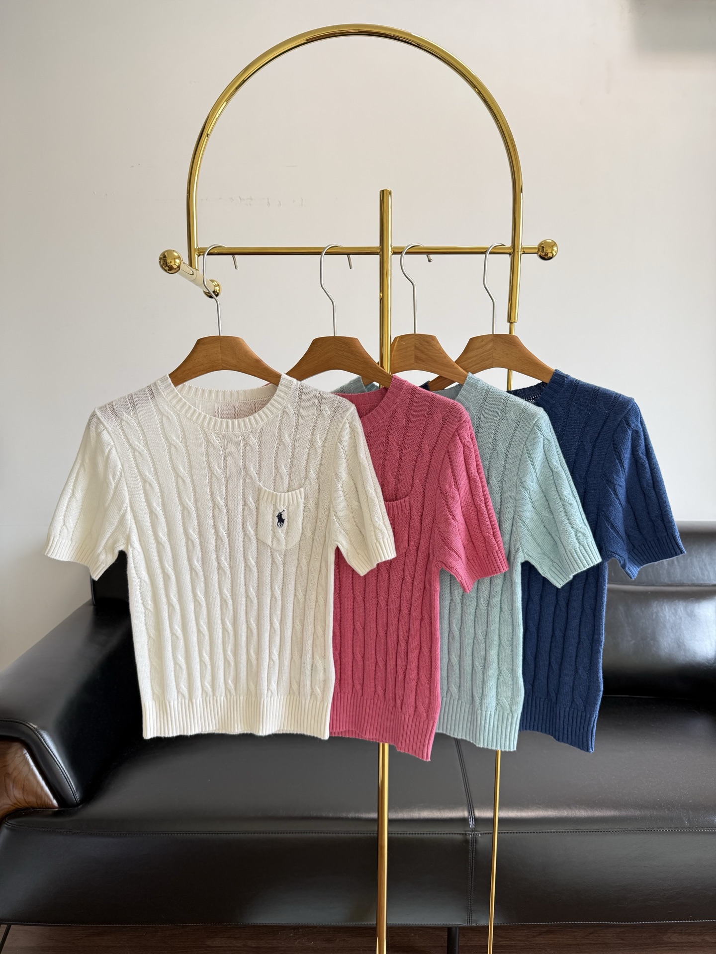 NO:845570,——Ralph Lauren Four-color cable tie round neck short sleeves made of pure cotton fabric!  The yarn is very delicate and combed without neps!  The knitted texture is fine, the whole is soft and sinewy ~ the density is just right. The very simple and atmospheric cable three-dimensional texture makes the solid color sweater not look too plain. It also has a hand-like warmth and texture, is retro and durable, and can be worn alone or layered to create layers!  Small round neck. The height of the neckline is just right, which can reveal the clavicle line ~ The collar, cuffs and hem are all closed with threaded weaving of the same color. It is not easy to deform and loosen after long-term wear. It is simple and not sloppy. The interesting pocket decoration on the chest adds a sense of layering. The iconic pony original high-density embroidery is used on the German Zeisk embroidery machine with a rotation speed of 1200 rpm and is accurate to every stitch. The embroidery threads are all imported matte embroidery threads, which are very high-end and layered.  The horse's face, including its hooves, is very clear and full of three-dimensionality!  The fitted version of this upper body is particularly flattering. Everything is covered. The thickness is just right. It is soft and sinewy. It has a shape but not too bulky. The cotton shirt does not feel bloated. It also has a certain stretch and elasticity and will not deform after being worn for a few times. It is not the kind of hard and rigid F version. It feels very textured when worn!  Size sml dark blue, light blue, pink, white, loro piana, sweaters, T-shirt,19860909——Ralph Lauren拉夫劳伦 四色 绞花圆领短袖 采用纯棉面料！纱线很细腻 精梳无棉结！针织纹路精细 整体柔软而富有筋骨～密度恰到好处 非常简约大气绞花的立体肌理 让纯色毛衣看起来不会太平淡 还带着手工般的温度和质感,复古又耐看,单穿和叠穿一样有层次！ 小圆领 领口高度刚好,能露出锁骨线条 ~ 领口袖口和下摆均采用顺色螺纹编织收口 久穿不易变形松懈 简洁不拖沓 胸前趣味的口袋装饰增加层次感 标志性的小马原版高密刺绣 采用德国蔡司克绣花机 转速1200转 精确到每一针 刺绣线都是进口的哑光刺绣线,非常高级且有层次感 马脸包括马蹄都非常清晰,立体感十足！ 合身版型这种上身特别显身材 刚遮住的都遮住了 厚薄也刚好 柔软有筋骨 有型不软趴 棉衫又不会有臃肿感 也有一定的拉伸回弹性 不会穿几次就变形哈 不是那种很硬很板的f版 穿起来格外有质感！ 码数sml 深蓝色,浅蓝色,粉色, 白色,,loro piana,sweaters,T-shirt,,Women's clothing