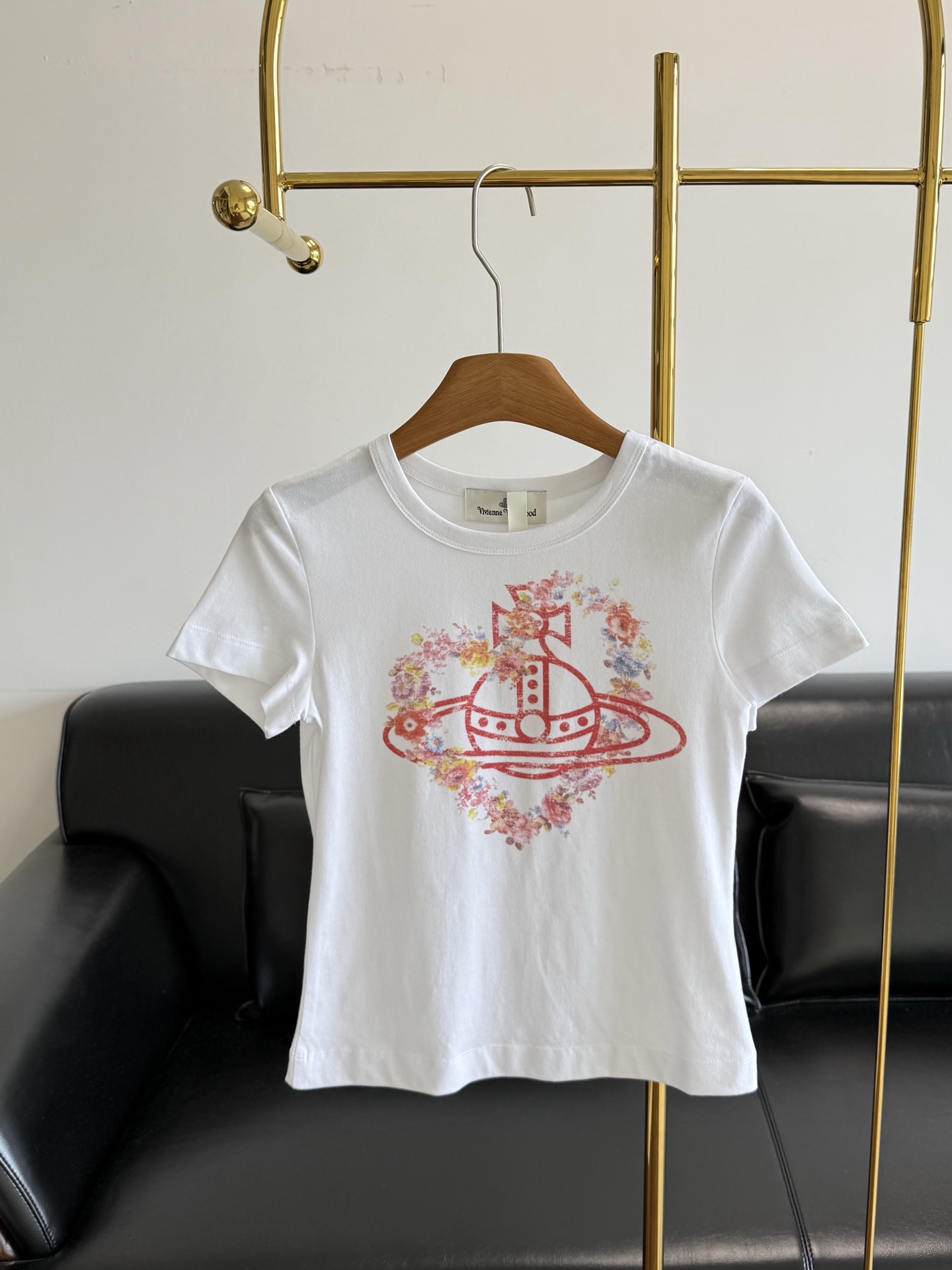 NO:845537,——The same style as the Queen Mother of the West, Saturn love printed T-shirt, pure cotton fabric!  The heart print on the chest is retro and exquisite, niche and recognizable, and has a sense of fashion. It can be worn alone or as an inner layer. You can wear it casually and go out without any hassle!  Wear it to look fashionable and essential. Pair it with a plaid pleated skirt or simple trousers to easily create a personalized daily look, fashionable and attitude! Size sml, skirts, tees, t-shirt,19860909——西太后同款 土星爱心印花T恤 纯棉面料！胸前爱心印花复古又精致,小众又有辩识度,自带时髦感 单穿内搭都可 随便一穿就可以出门完全不用费脑！ 穿上就是时髦精本精.搭配格纹百褶裙或简约裤装,轻松打造个性日常look,时髦又有态度! 码数sml,,skirts,tees，t-shirt,,Women's clothing