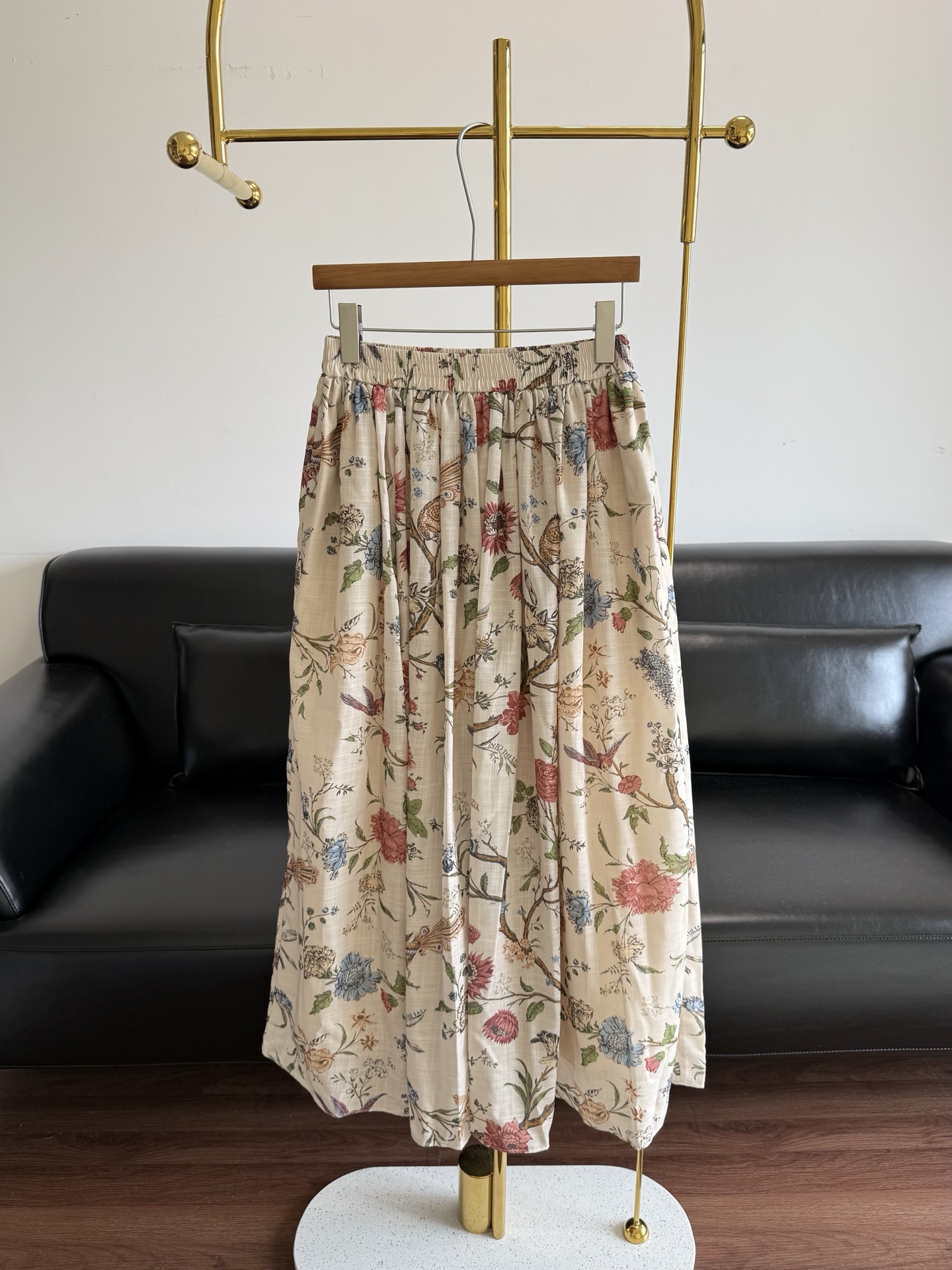 NO:845519,——INTO THE EAST 26SS printed skirt wears oriental poetry on the body. It understands girls so well. The classic retro flower, bird and tree print has a unique oriental romance hidden in the relaxed vacation feeling. This series is so beautiful no matter how you match it!  Made from 100% linen!  The flexible fabric has a wide width, making the overall skirt shape more beautiful. The elastic waist + A-line hem design is super friendly to the figure!  The skirt has a retro flower, bird and tree print, inspired by oriental gongbi paintings, literary and romantic~ Size sml,,skirts,19860909——INTO THE EAST 26SS印花半裙 把东方诗意穿在身上 太懂女生了 经典的复古花鸟树印花 松弛度假感里藏着东方独有的浪漫 这个系列怎么搭配都好美！ 采用100亚麻！柔韧的面料,自带挺阔度,令整体裙型更为优美. 松紧腰+A字大摆设计,对身材超友好！裙身复古花鸟树印花,灵感来自东方工笔画,文艺又浪漫～ 码数sml,,skirts,,Women's clothing
