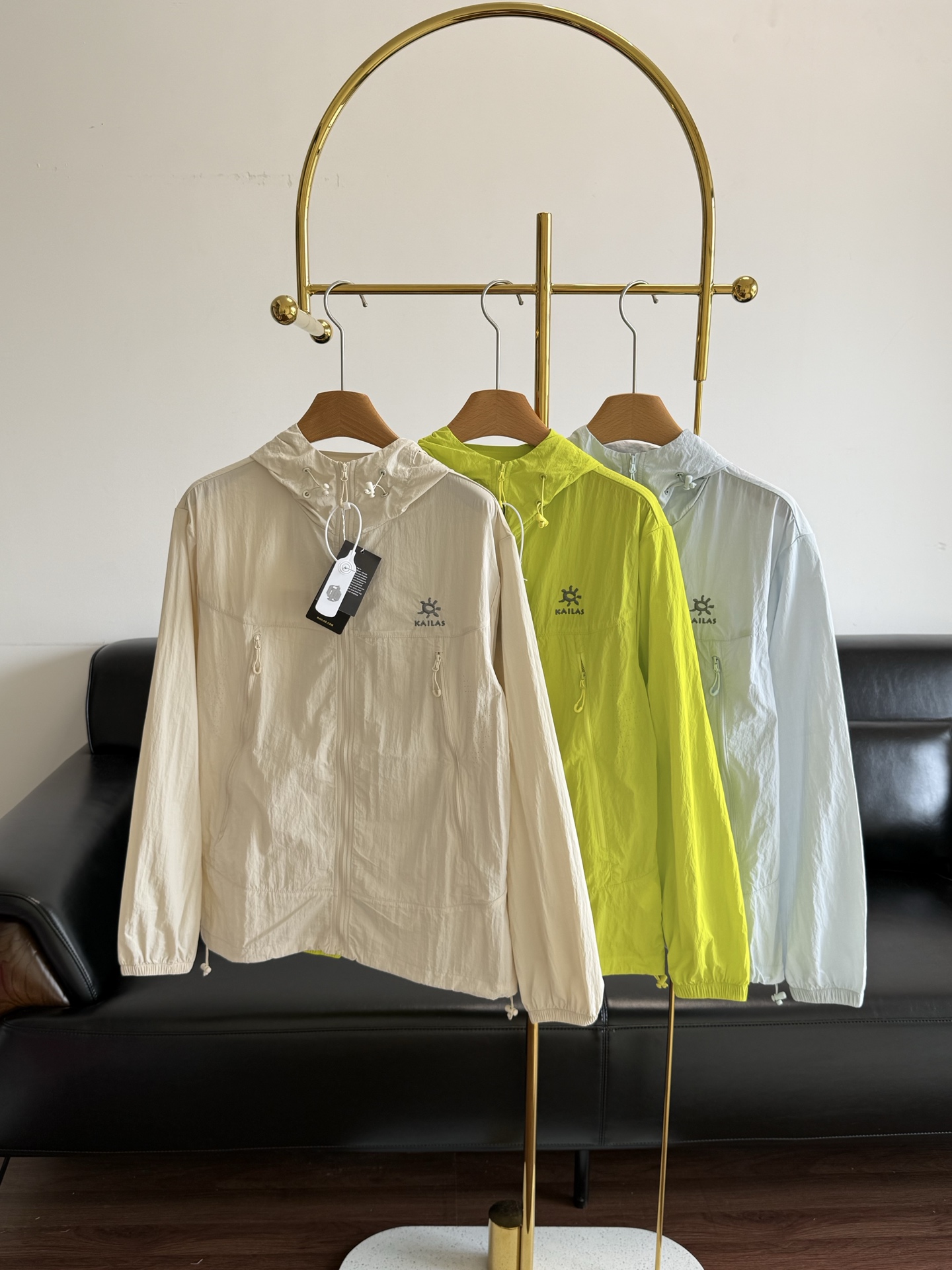 NO:855902,——Kaileshi's same style hooded wind shell sun protection jacket is more suitable for Chinese babies!  The back is different from the traditional sun protection version. The windshield design is more stylish, neat and elegant. Nylon, light and transparent inner layer, soft and skin-friendly, moisture-absorbent and perspiration; three-dimensional tailoring, comfortable and free movement. The hem hood has a special adjustable drawstring. It can be adjusted at will, low-key but super white. Every frame of the original picture is crazy!  It’s super eye-catching when worn outdoors, and it’s also super eye-catching for daily wear. This green color really hits my mark!  Size s-3xl apricot green blue, jackets & coats, hats,19860909——凯乐石 同款连帽风壳防晒外套 更适合中国宝宝的外套！ 后背区别于传统防晒版型 风挡设计 更加有型 利落更显气质好吗 锦纶,轻透内层,柔软亲肤,吸湿排汗；立体剪裁,舒适自如,运动无束 下摆兜帽处都特制可调节抽绳 随意调节,,低调却超显白.原图直出的每一帧,都在疯狂心动！户外穿它超吸睛,日常搭也超亮眼,这抹绿真的戳中我心巴了！ 码数s-3xl 杏色 绿色 蓝色,,jackets & coats,hats,,Women's clothing