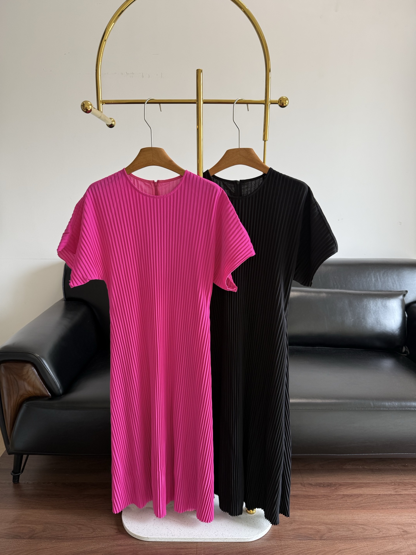 NO:855853,——The same style pleated dress from COS. The pear-shaped ambrosia dress is here!  !  The comfortable and smart A-line dress can cover all the fat areas on the body!  Not only does this look slimming for thin people, but also looks very beautiful on fat women!  !  Miyake-style pleated dress, this version is in the comfort zone of many sisters, haha~ It looks beautiful when worn alone!  !  It can also be layered with suits/knitted jackets in autumn, it will look great!  !  The cut of the A-line long skirt with a round neck is very elegant and elegant~ The loose raglan sleeve design basically modifies the fleshy parts very well!  The upper body visually weakens the pear-shaped figure and modifies the flesh of the thick legs and waist. The whole person looks like a tall and thin paper figure with excellent proportions. The length is mid-length and reaches the ankle, making the most slim and tall figure!  !  What I have to say is that the fabric is made of polyester fiber, a brand of fabric specified by COS, and the pleated texture pattern formed by vertical pit strips is all supplied by customers!  The weight is high, the drape is good, and the elasticity and tolerance are very strong!  The fabric surface feels very dry and has a nice stiff texture. It is soft and skin-friendly when worn. It is comfortable and stylish. It will not deform after two wears like those on the market!  The sewing process is also very sophisticated and you can compare all the details!  !  1. The shaping webbing inside the neckline reinforces the collar, the narrow edge rolls up the neckline, and the double needle stitching locks the hem to shape it while being durable!  2. The cuffs and hem are all made with seamless straight cutting technology, and the design without seams is more superior in body feel!  3. Hidden zipper design on the back collar makes it easy to put on and take off the pullover, and the zipper is lined with edging strips!  All color matching accessories and excellent texture!  The style design is really easy to wear with your eyes closed. From yyds~ one size fits all, red, black, skirts, jackets & coats, business suit,19860909——COS同款褶皱连衣裙 梨形身材天菜连衣裙来咯！！ 舒适灵动的A字版连衣裙 可以遮住身上所有胖胖地方！不仅瘦子穿显瘦 微胖女性穿这条也非常美丽！！ 三宅风的褶皱连衣裙,这个版型是多少姐妹的舒适圈呀哈哈~ 单穿就很美！！秋天也可以搭配西装/针织等外套来叠穿,都很出彩！！ 圆领a字长裙剪裁 非常大气优雅~ 宽松的连肩袖设计 基本把肉肉的位置都修饰的很好！ 上身视觉弱化梨型身材 修饰粗腿和腰部的肉肉 整个人看起来就是比例超好的那种高瘦纸片人 长度的话属于中长了 到脚踝的位置 最显瘦显高挑！！ 不得不说的就是面料 选用cos指定客供品牌面料 聚酯纤维 由竖坑条形成的褶皱肌理纹,全部是客供的！ 克重高 垂感好 弹力包容性都很强！ 布面手感是非常干爽的 有很好的挺括骨感 穿着柔软亲肤 舒适又有型 不会像市面那些穿两次就变形！ 缝制工艺也很精良 细节全部可以去对比！！ 1.领口内里定型织带加固领圈,窄边撸领口 双车针锁边 定型的同时且耐穿！ 2.袖口、底摆全部无痕直裁工艺 没有缝线的设计 体感上更加优越！ 3.后领隐藏式拉链设计 方便套头穿脱,拉链内里包边包条！全部顺色辅料 质感出色！ 款式设计上真的闭眼好穿 yyds的~ 码数均码 枚红色 黑色,,skirts,jackets & coats,business suit,,Women's clothing
