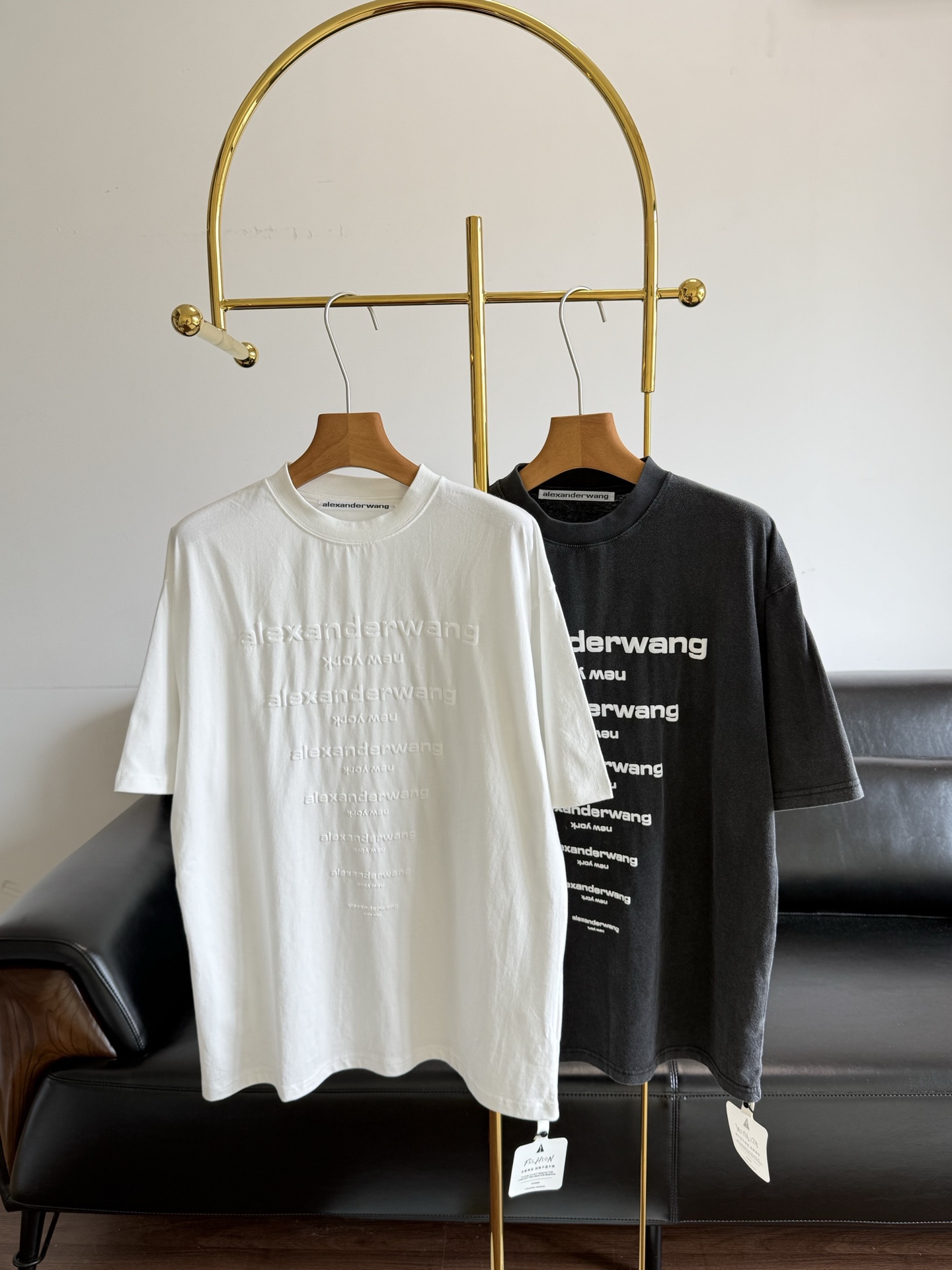 NO:855945,——Alexander Wang's new foam short-sleeved T-shirt. The fabric is made of high-definition ultra-heavy cotton double-yarn compact Xinjiang cotton. The cloth pattern is clear, the hand feels tight and stiff, and the color fastness is high. It does not change shape or discolor. The pattern adopts three-dimensional foam printing technology!  The color is very eye-catching and versatile, and the upper body is not attractive at all!  I have absolutely no resistance to aw's wide and wide tee. Come on in the refreshing summer!  Size sml gray white, T-shirt, tees, t-shirt,19860909——Alexander wang 新款发泡短袖T恤 面料采用高定超重磅全棉双纱紧密新疆棉 布纹清晰 手感紧致 硬挺 色牢度高 不变型 不变色  图案采用立体发泡胶印花工艺！ 非常耐看又百搭的色系,上身完全不挑人！ 对aw的宽宽大大tee完全没有抵抗力 清爽的夏天 快点来吧！ 码数sml 灰色 白色,,T-shirt,tees，t-shirt,,Women's clothing